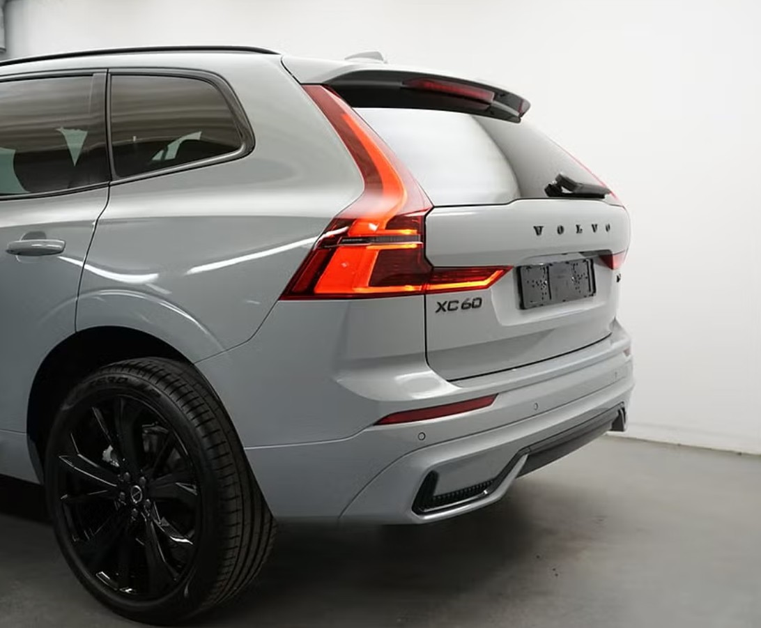 VOLVO XC60 T6 eAWD PluginHybrid Plus Dark Geartronic-image-2