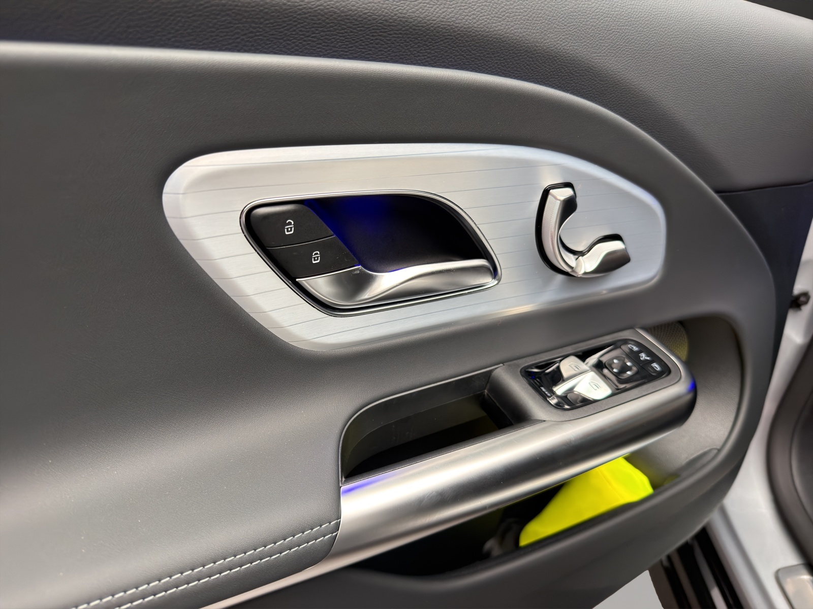MERCEDES-BENZ CLA 350 4MATIC with EQ Technology-image-11