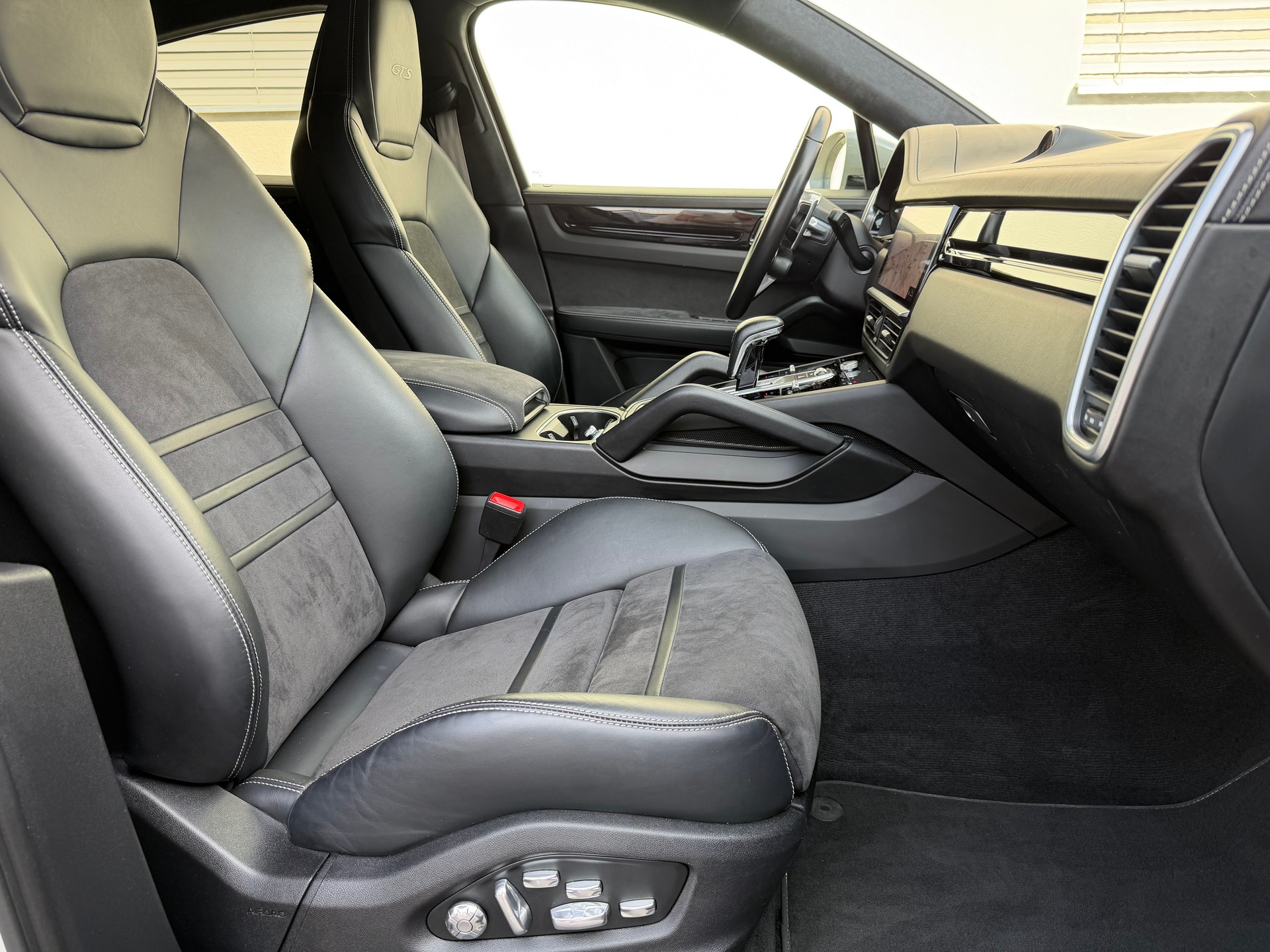 PORSCHE Cayenne GTS Coupé-image-16