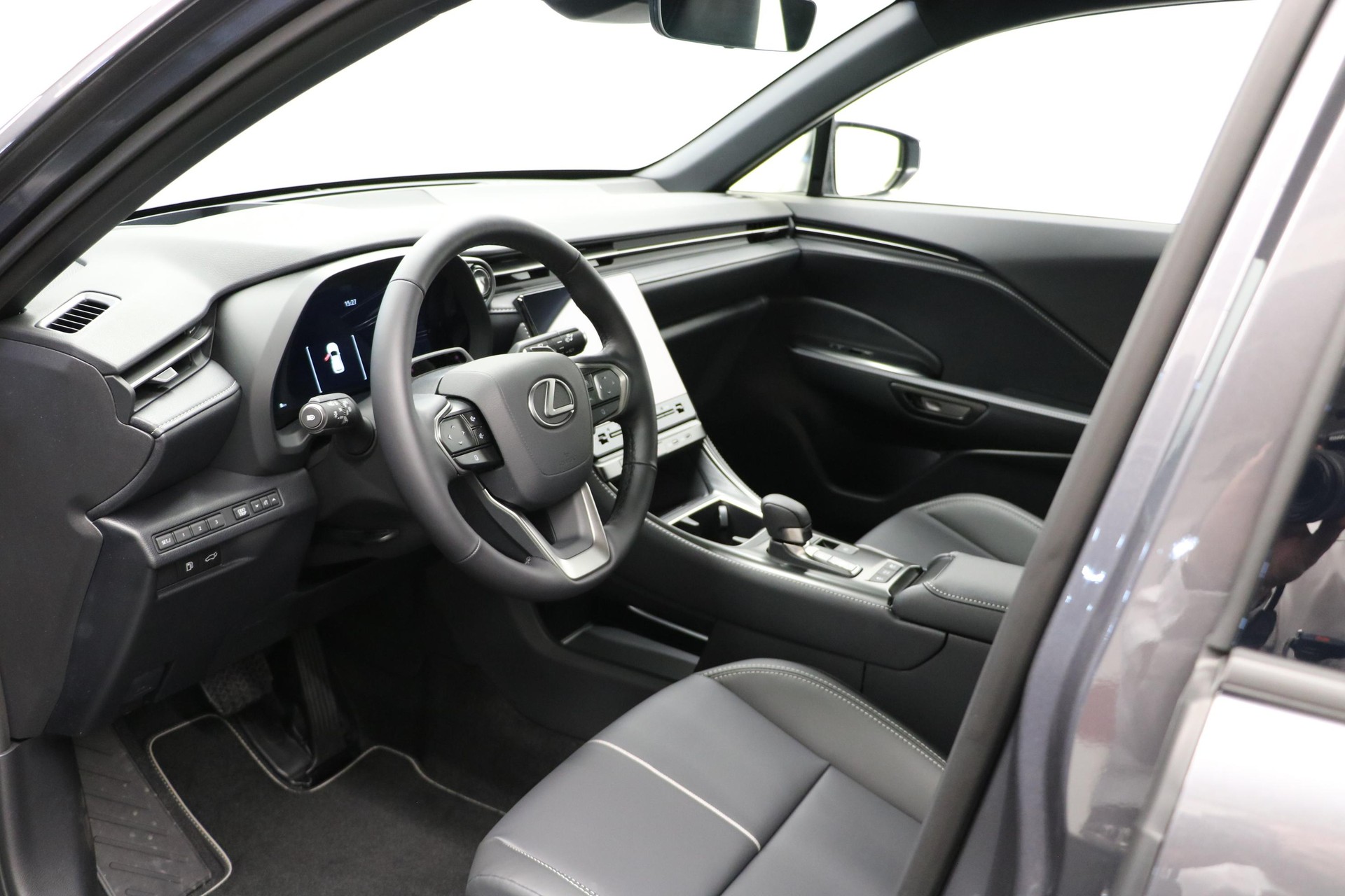 LEXUS LBX 1.5 Hybrid Relax AWD-image-2