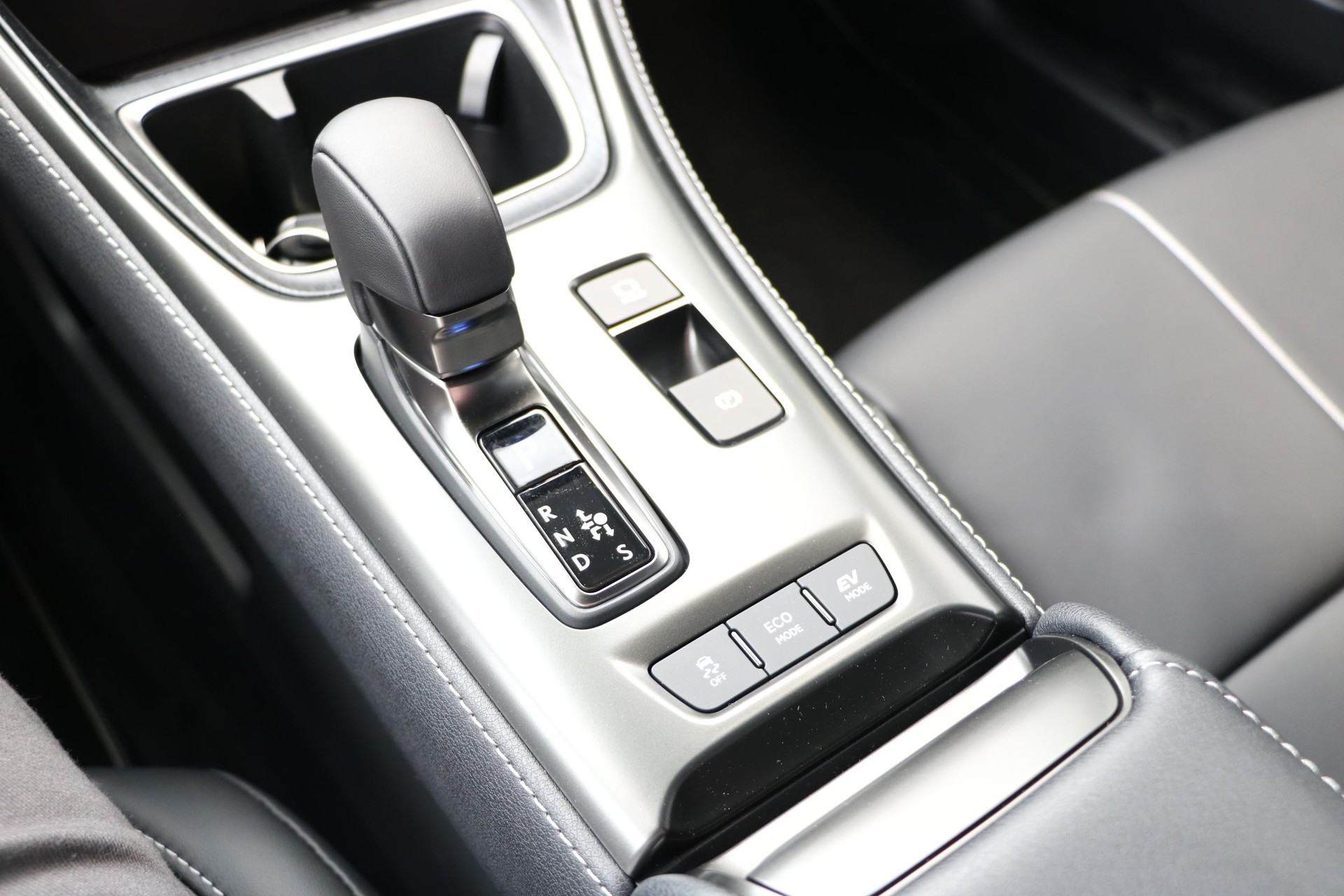 LEXUS LBX 1.5 Hybrid Relax AWD-image-9