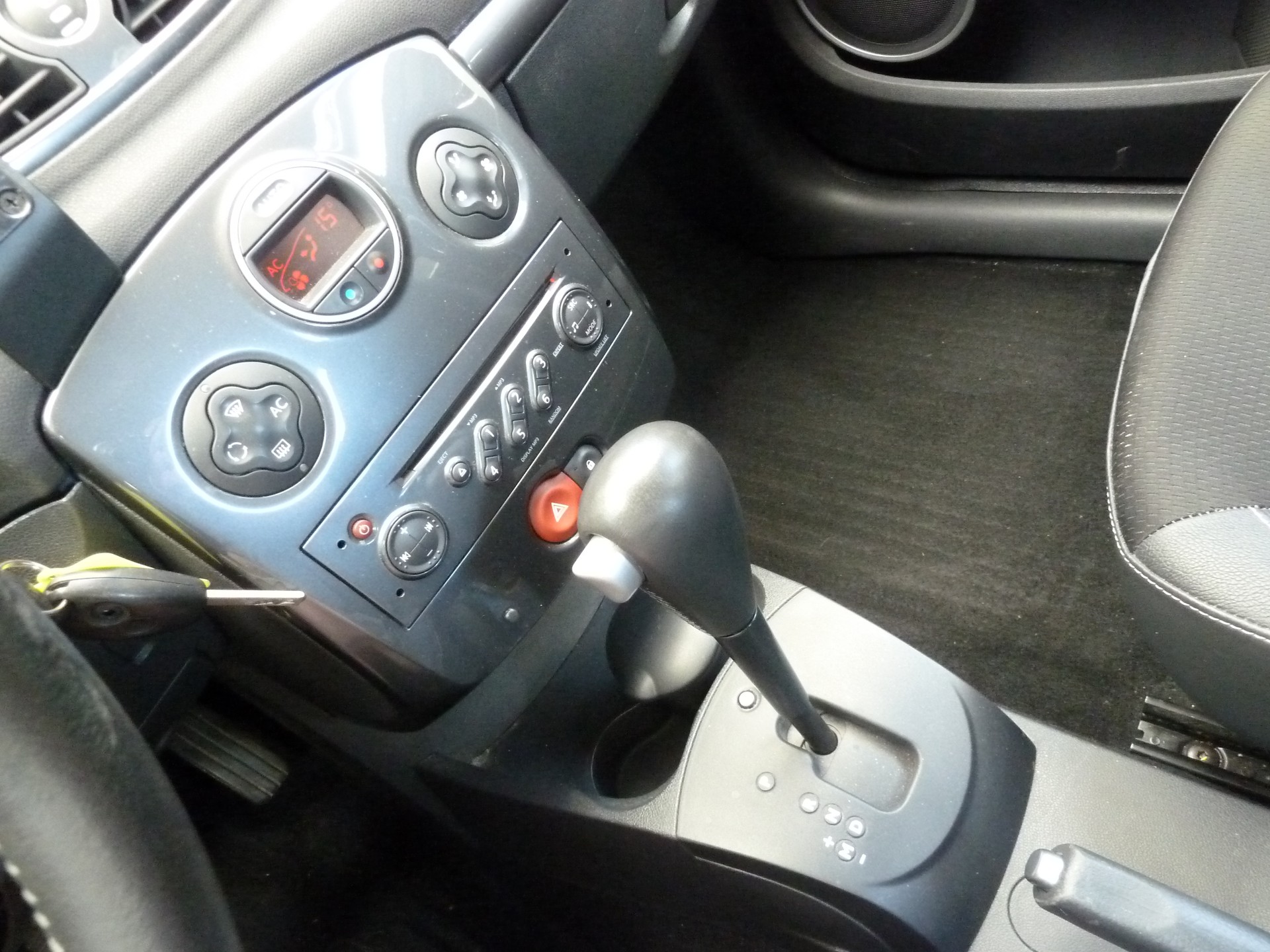RENAULT Clio 1.6 16V Dynamique Automat-image-7