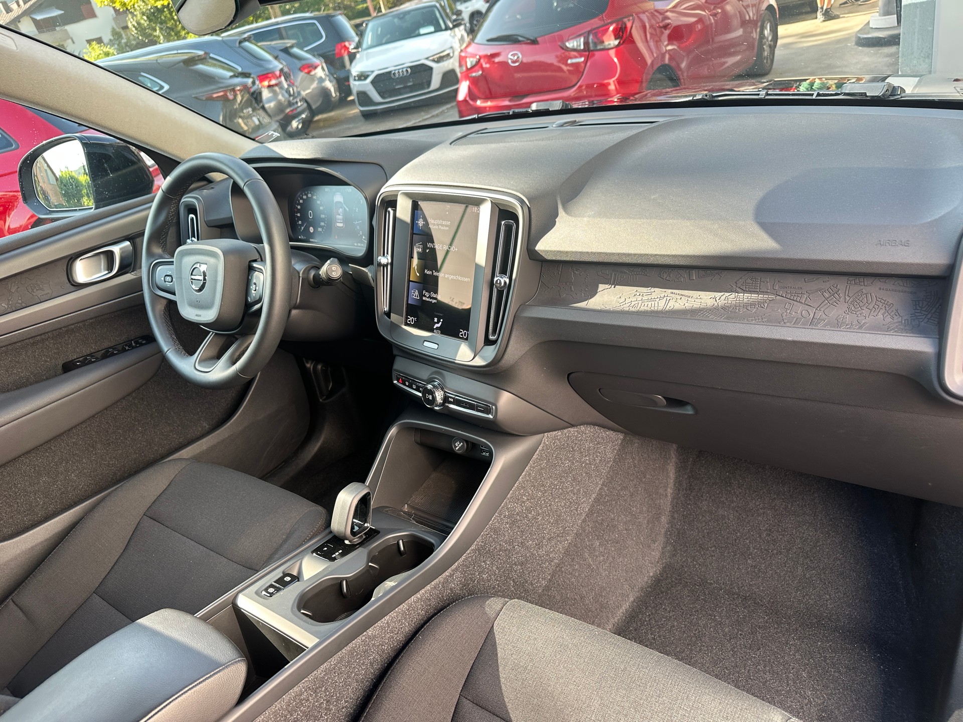 VOLVO XC40 T2 Momentum Light Geartronic-image-11