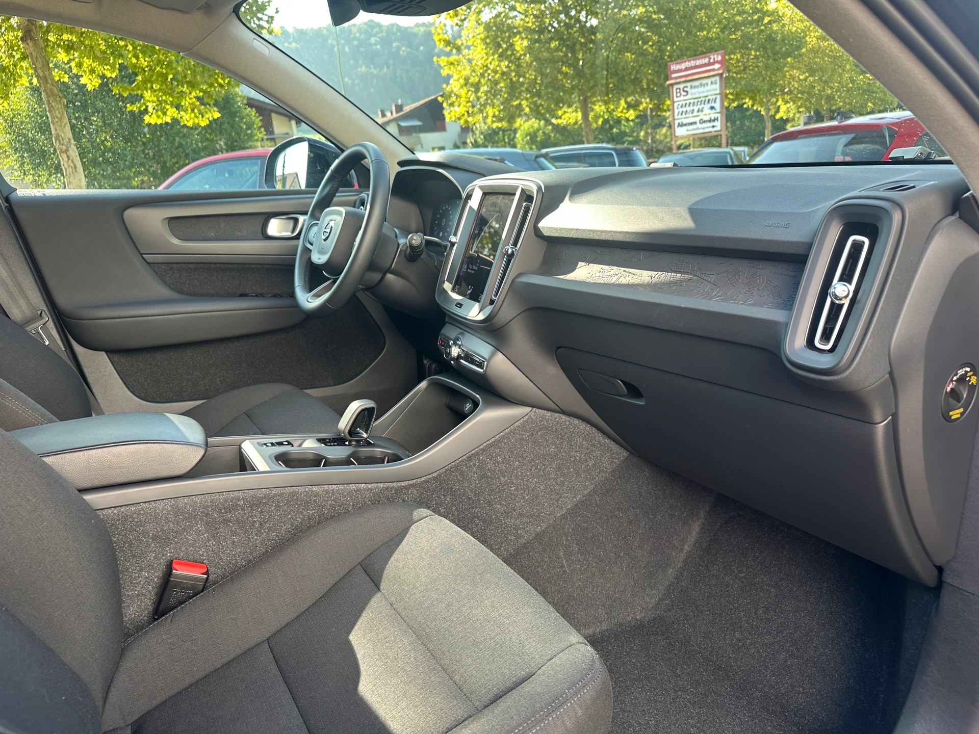 VOLVO XC40 T2 Momentum Light Geartronic-image-12