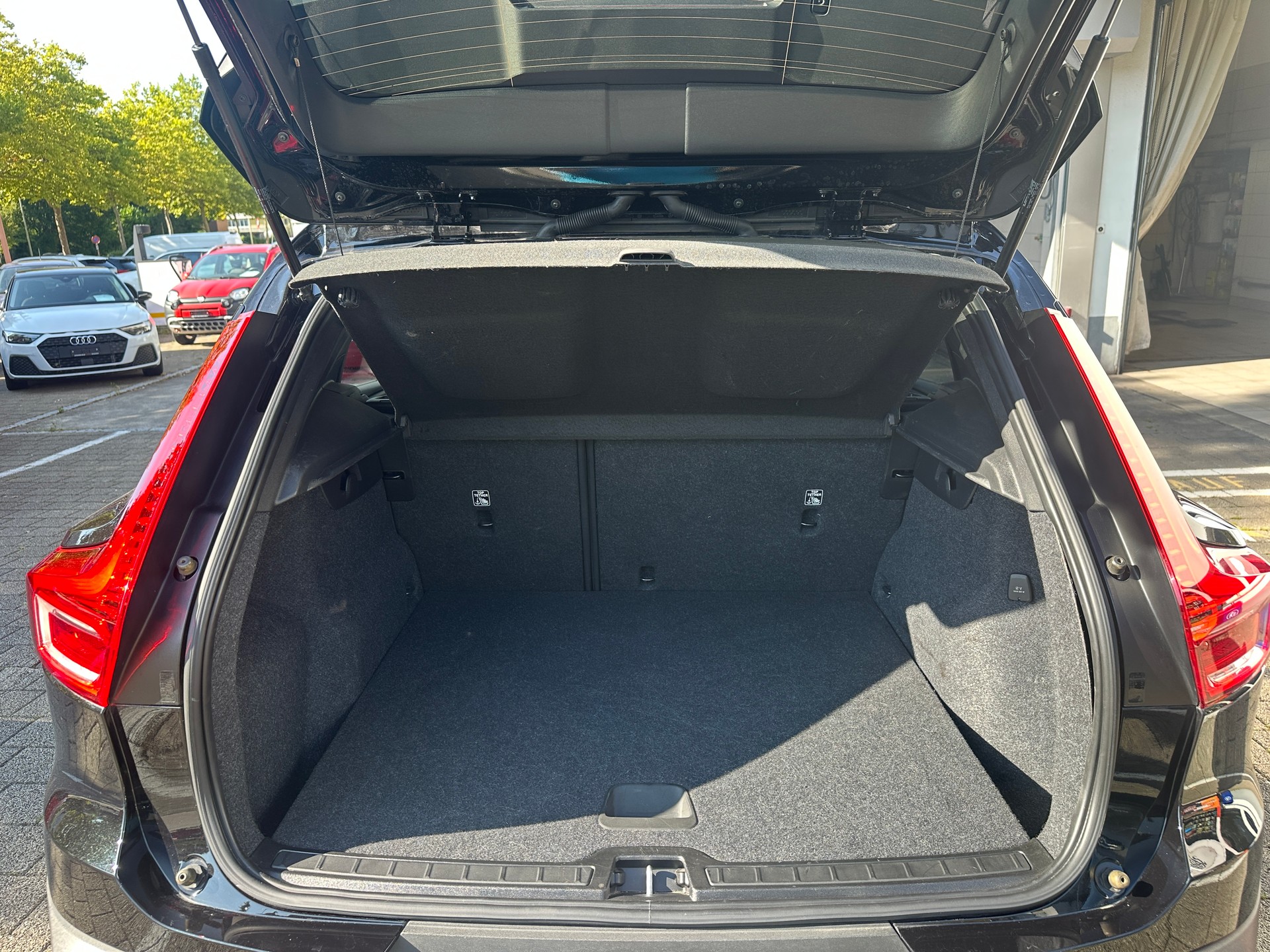 VOLVO XC40 T2 Momentum Light Geartronic-image-14