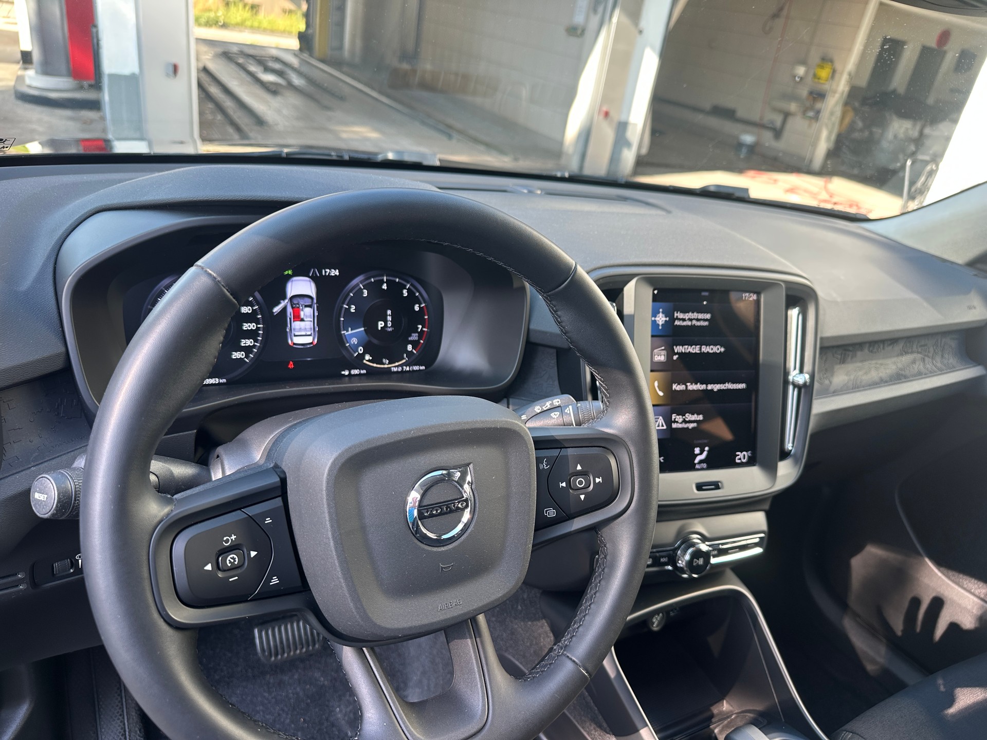 VOLVO XC40 T2 Momentum Light Geartronic-image-8