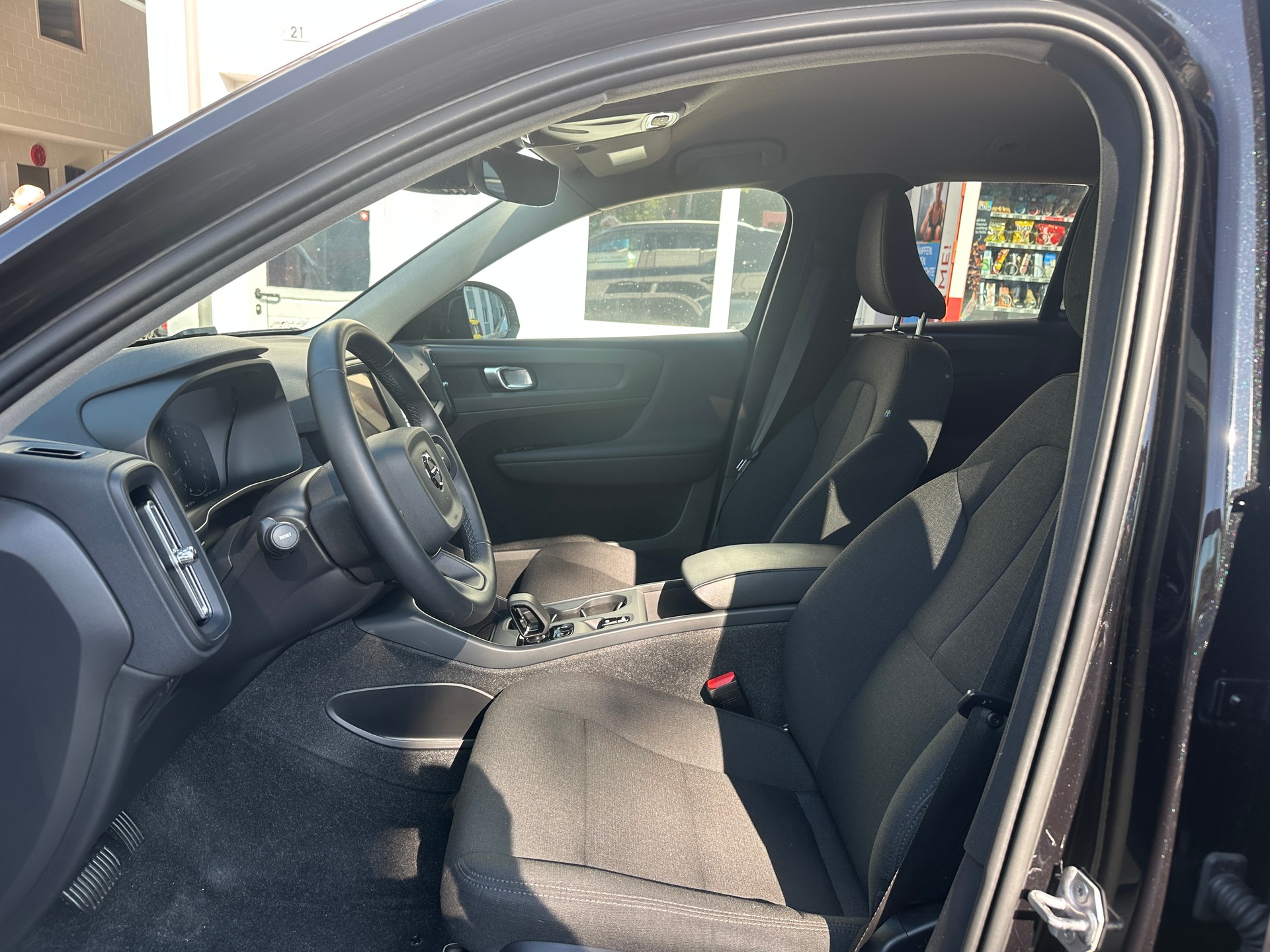 VOLVO XC40 T2 Momentum Light Geartronic-image-9