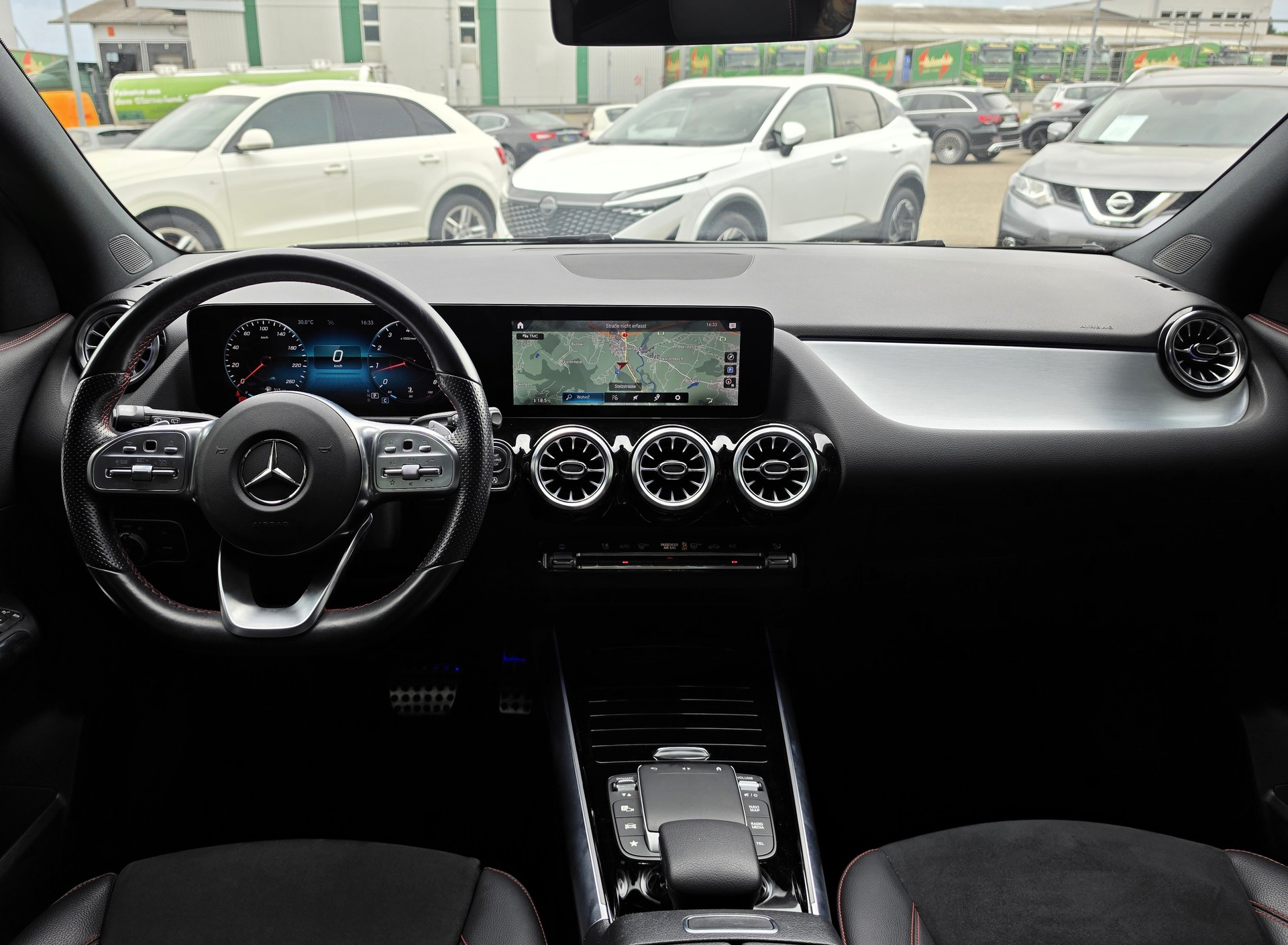MERCEDES-BENZ GLA 250 AMG Line 4matic-image-4