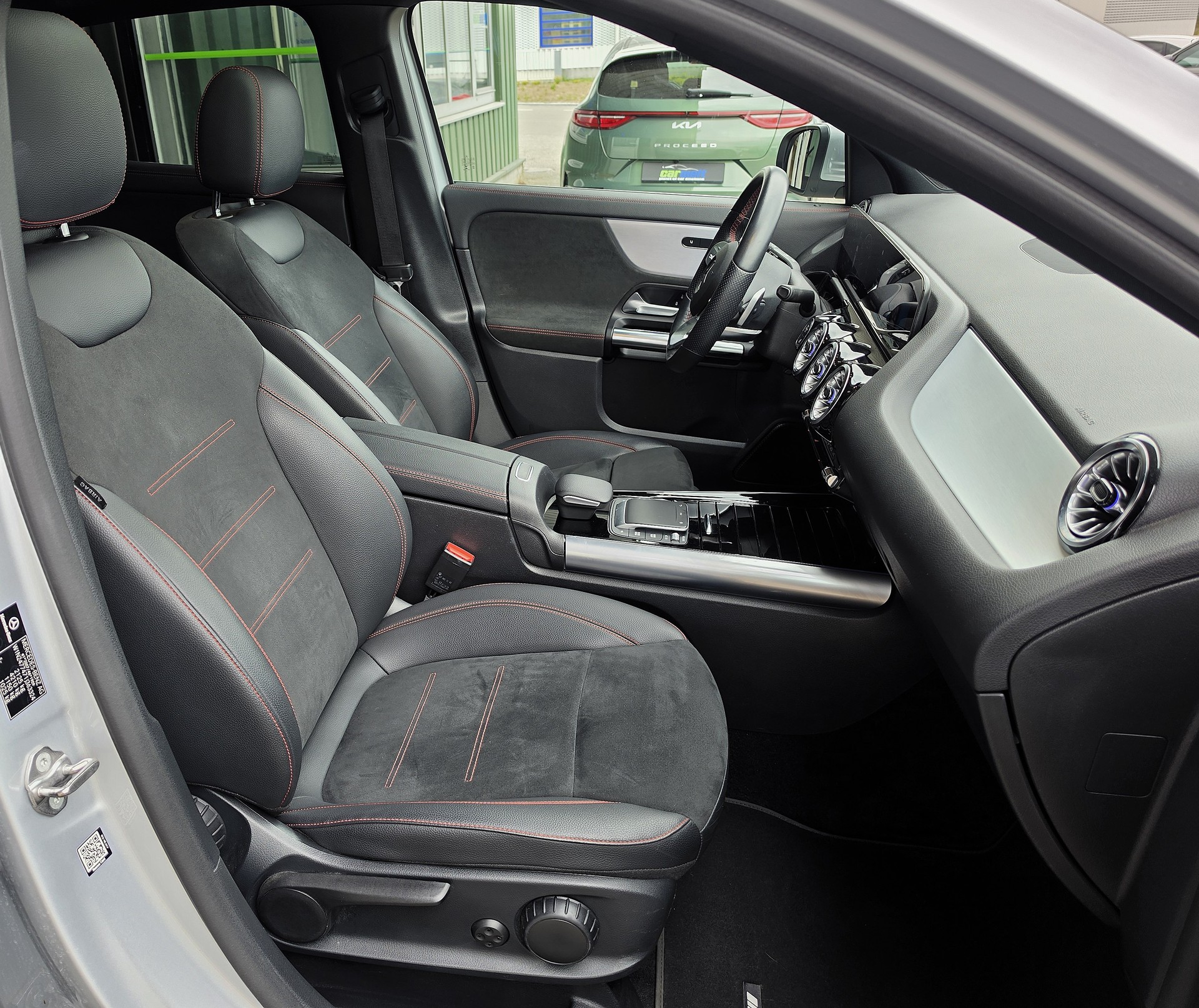 MERCEDES-BENZ GLA 250 AMG Line 4matic-image-5