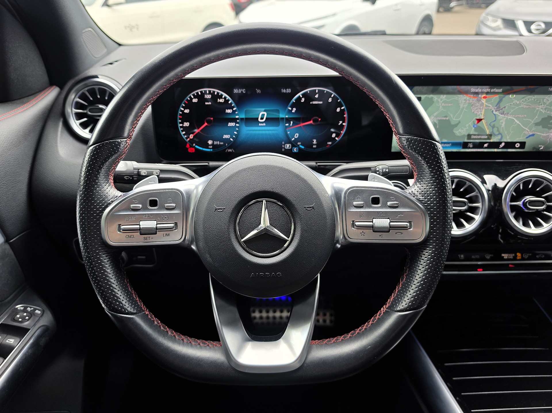 MERCEDES-BENZ GLA 250 AMG Line 4matic-image-8