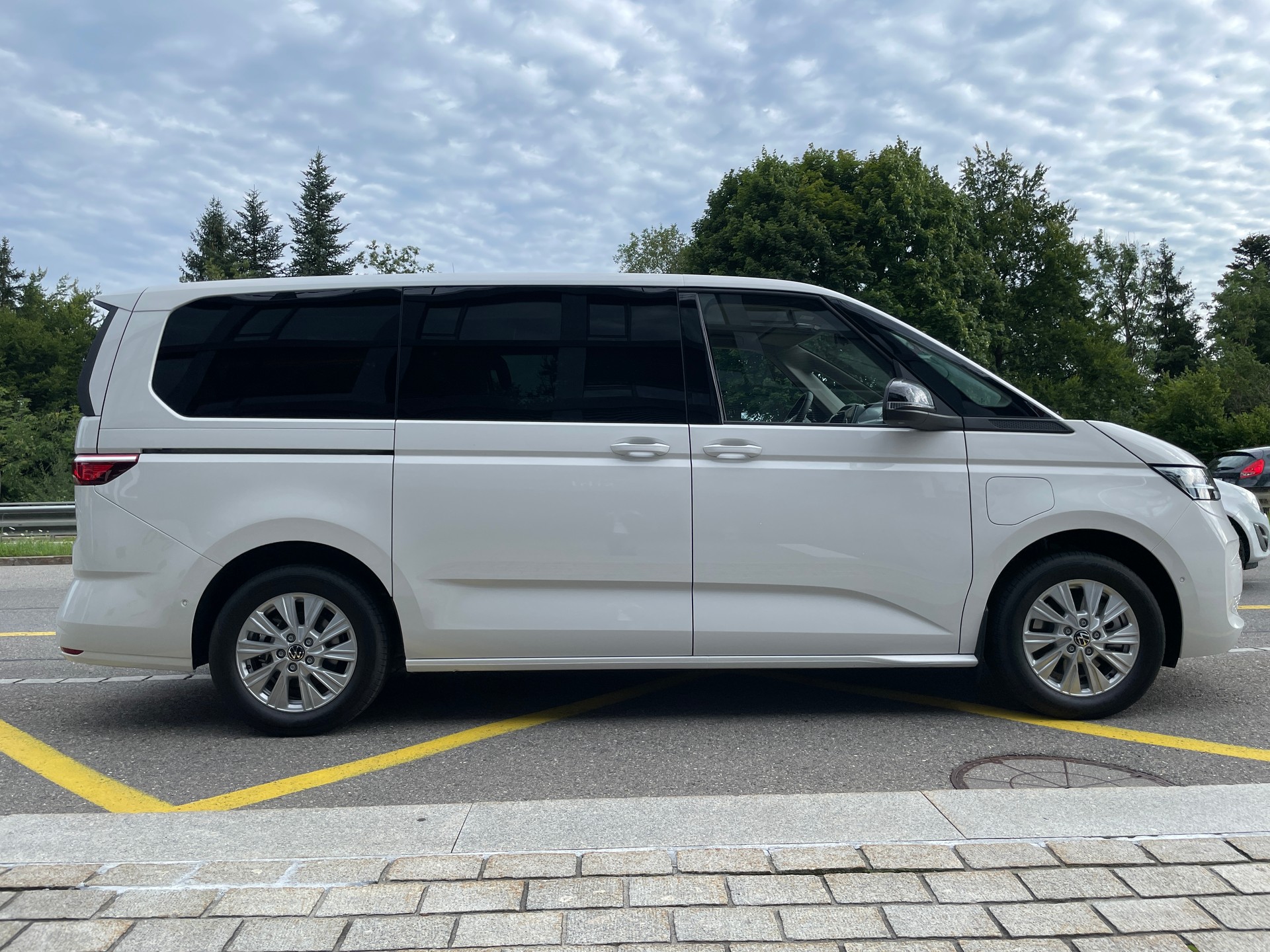 VW Multivan 1.5 eHybrid Life Lang 4Motion DSG, 7-Sitzer-image-3