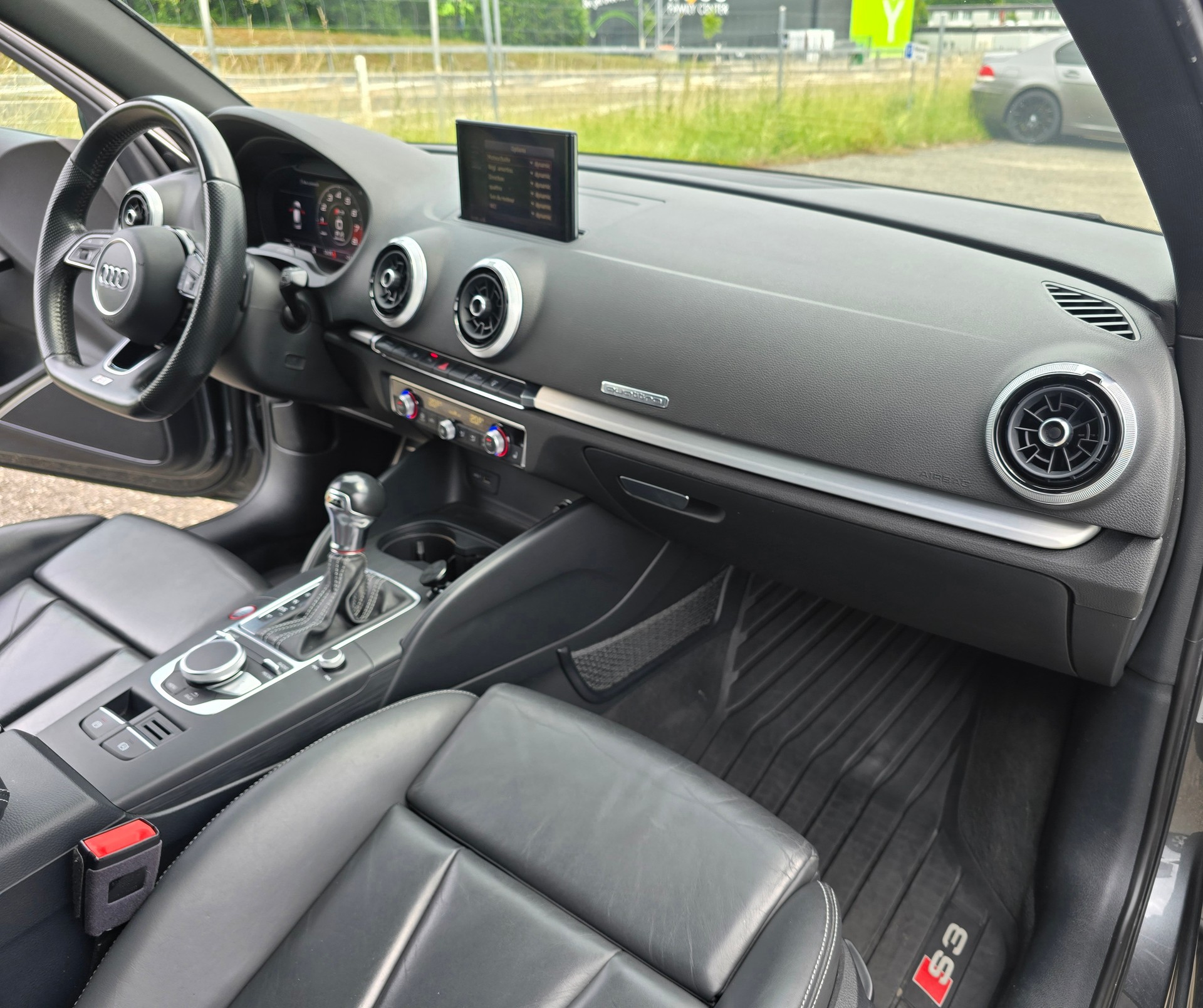 AUDI S3 Sportback 2.0 TFSI quattro S-tronic-image-9