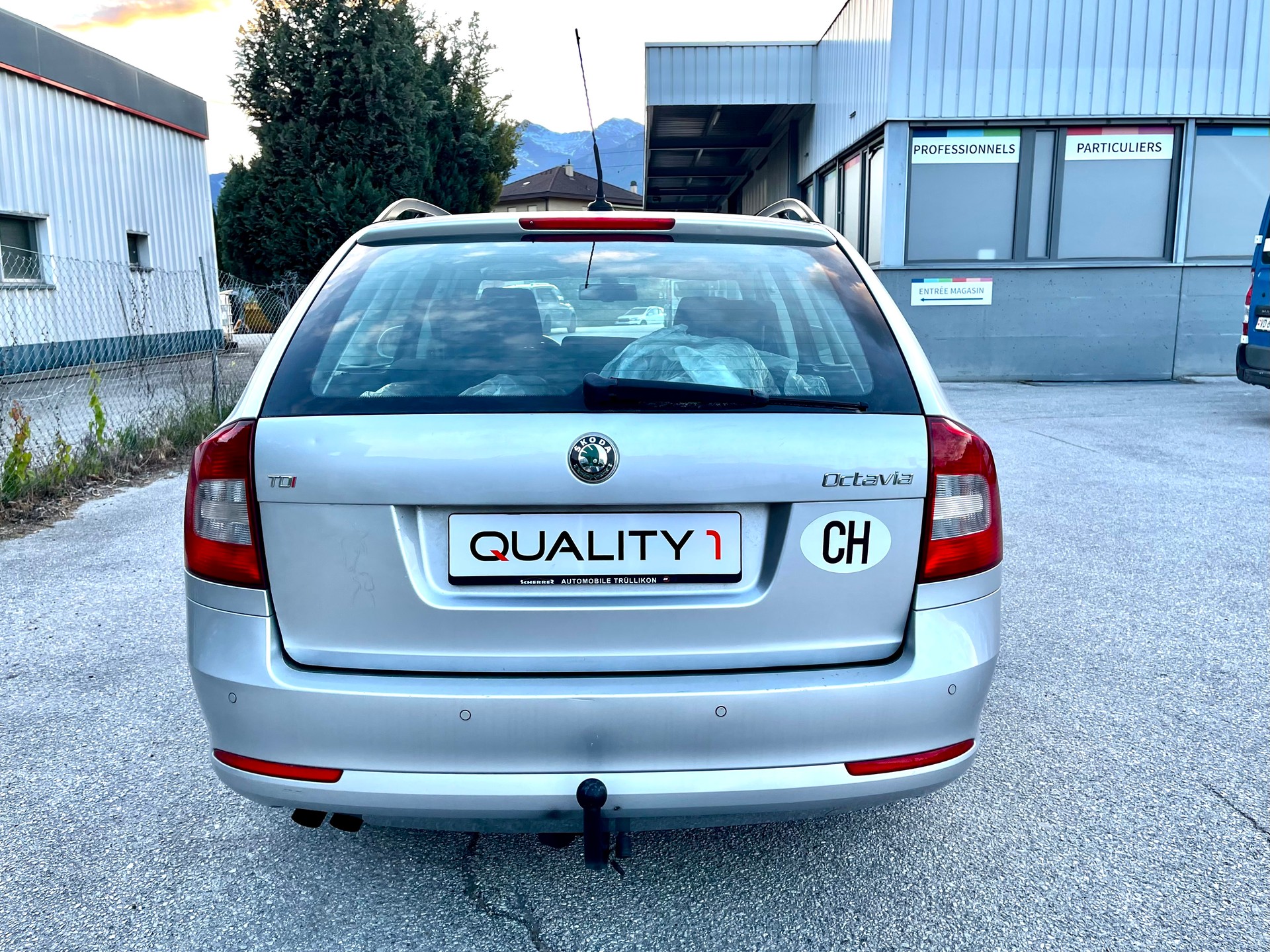 SKODA Octavia Combi 2.0 TDI Elegance-image-19