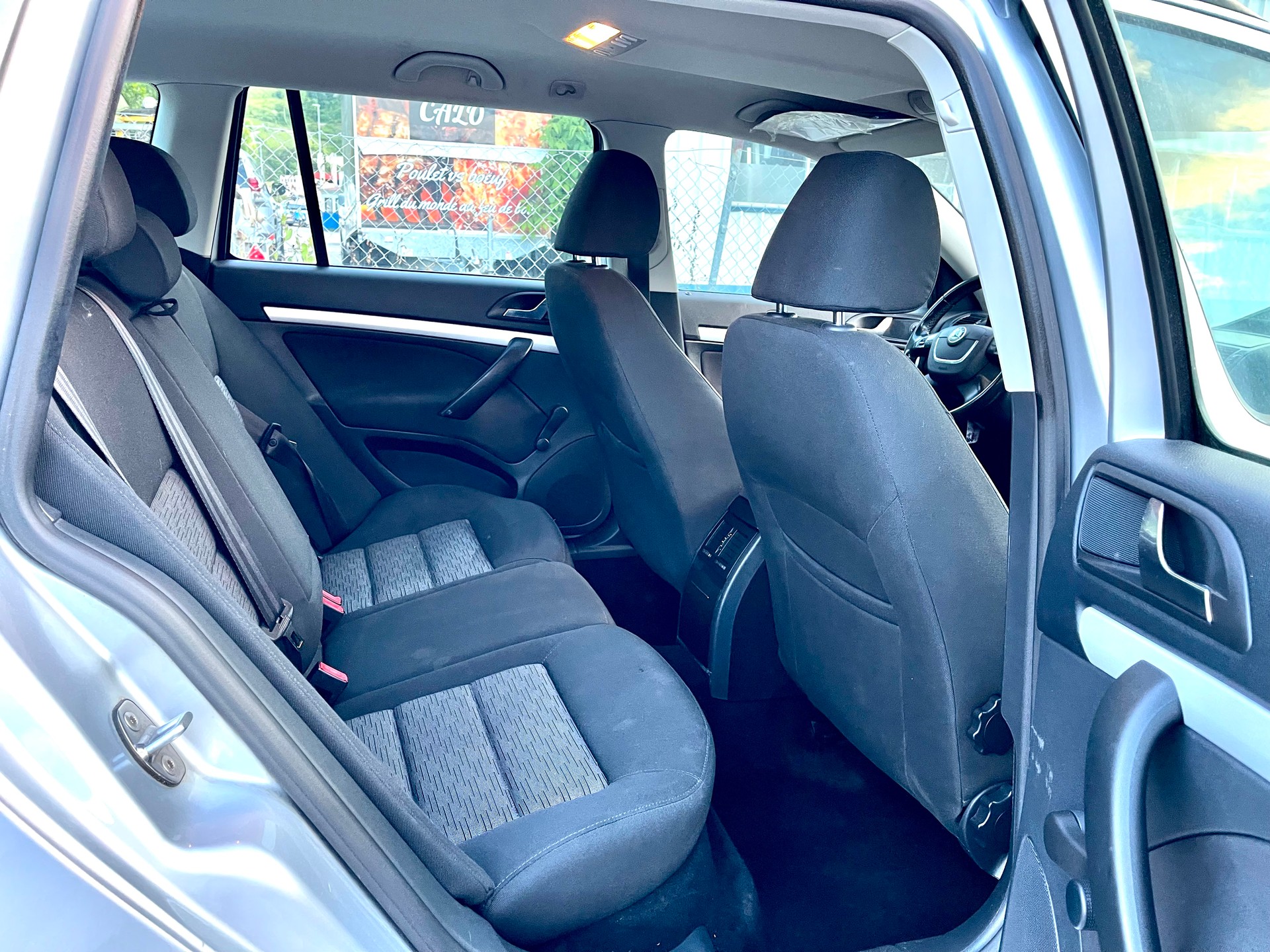SKODA Octavia Combi 2.0 TDI Elegance-image-18