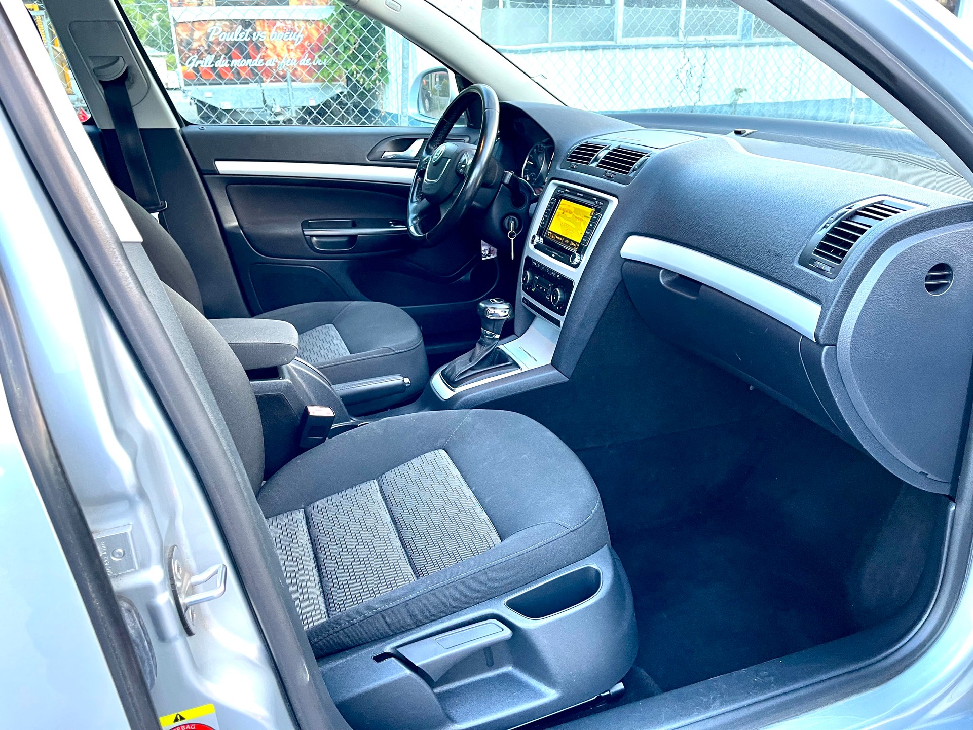 SKODA Octavia Combi 2.0 TDI Elegance-image-17