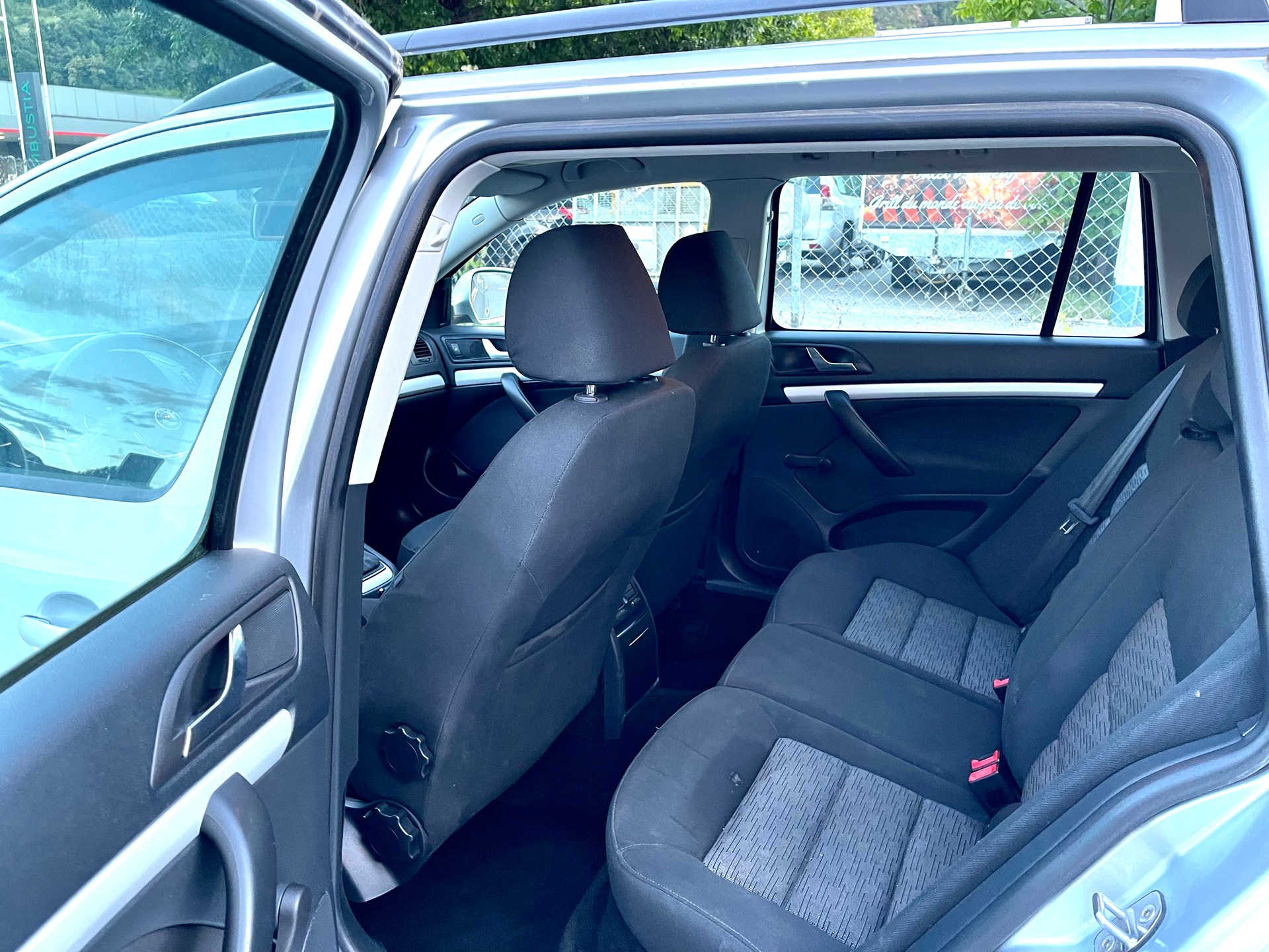 SKODA Octavia Combi 2.0 TDI Elegance-image-15