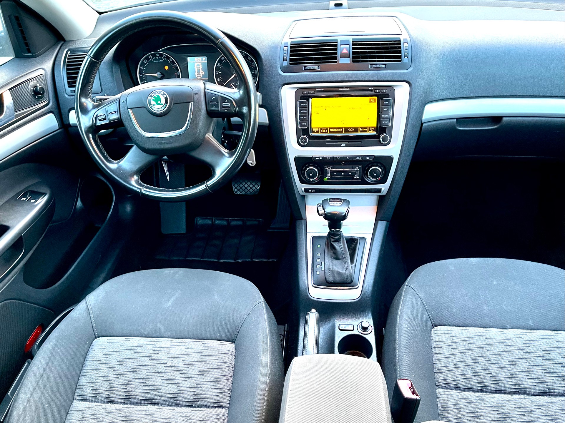 SKODA Octavia Combi 2.0 TDI Elegance-image-1