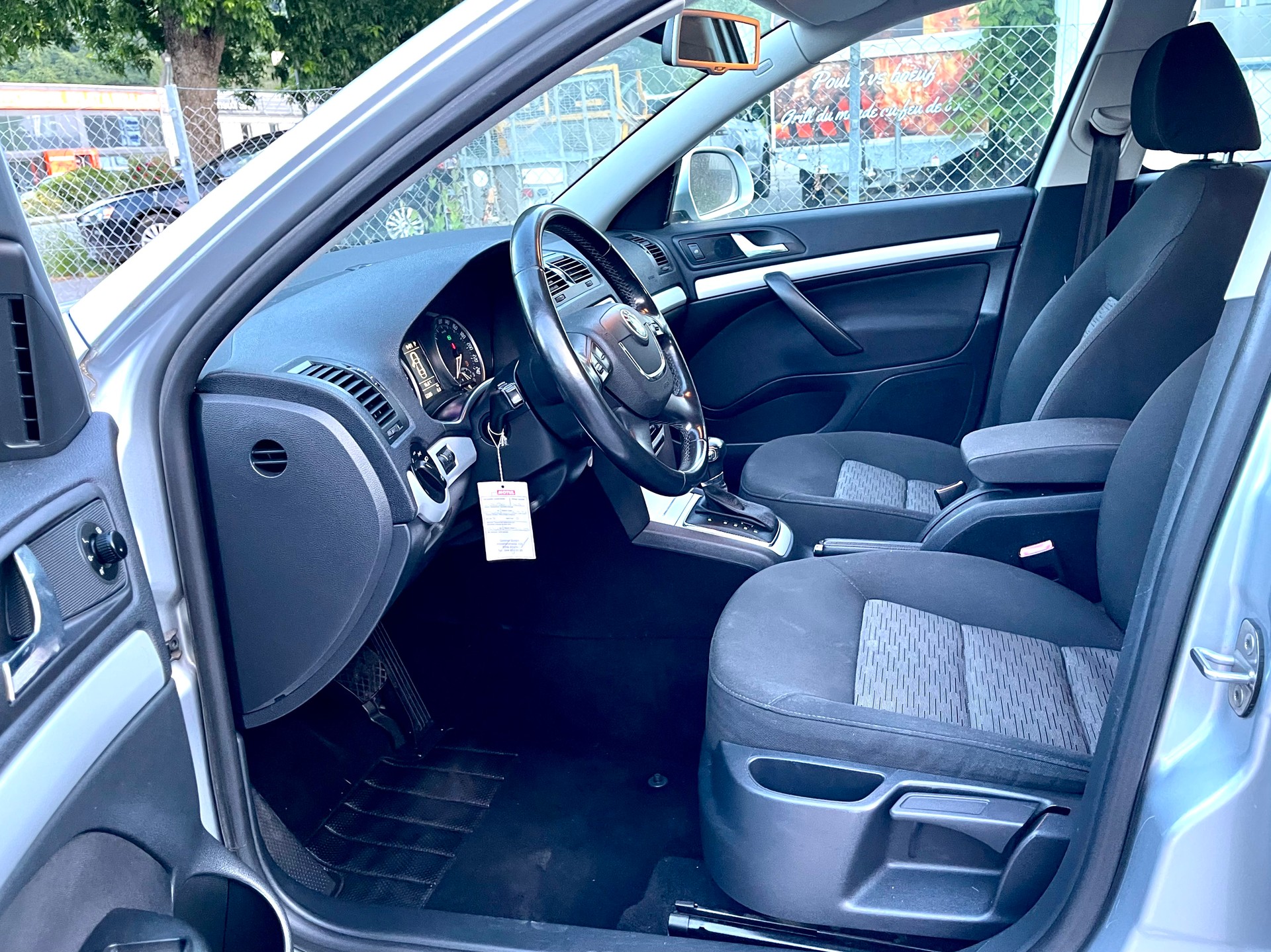 SKODA Octavia Combi 2.0 TDI Elegance-image-12