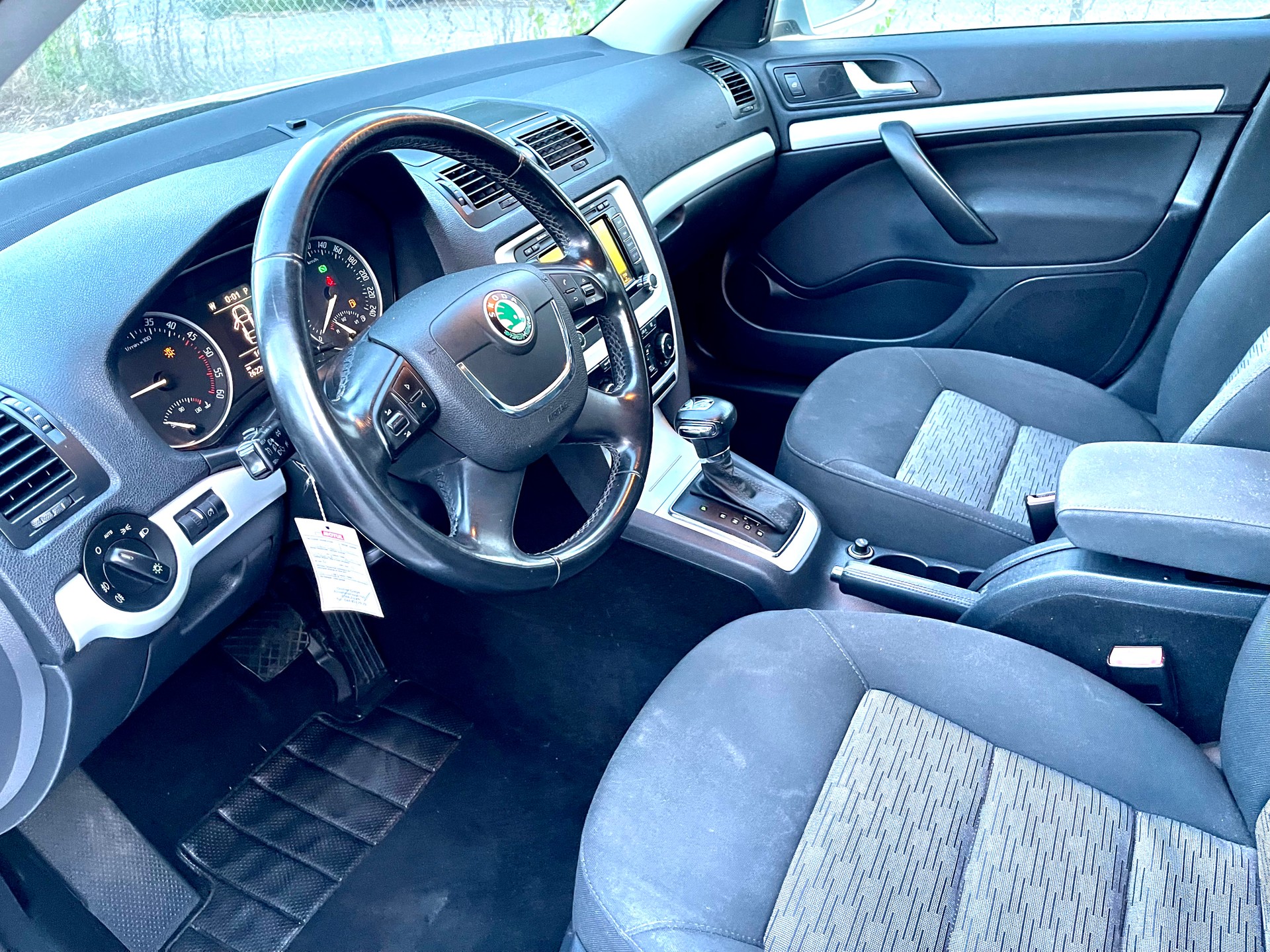 SKODA Octavia Combi 2.0 TDI Elegance-image-9