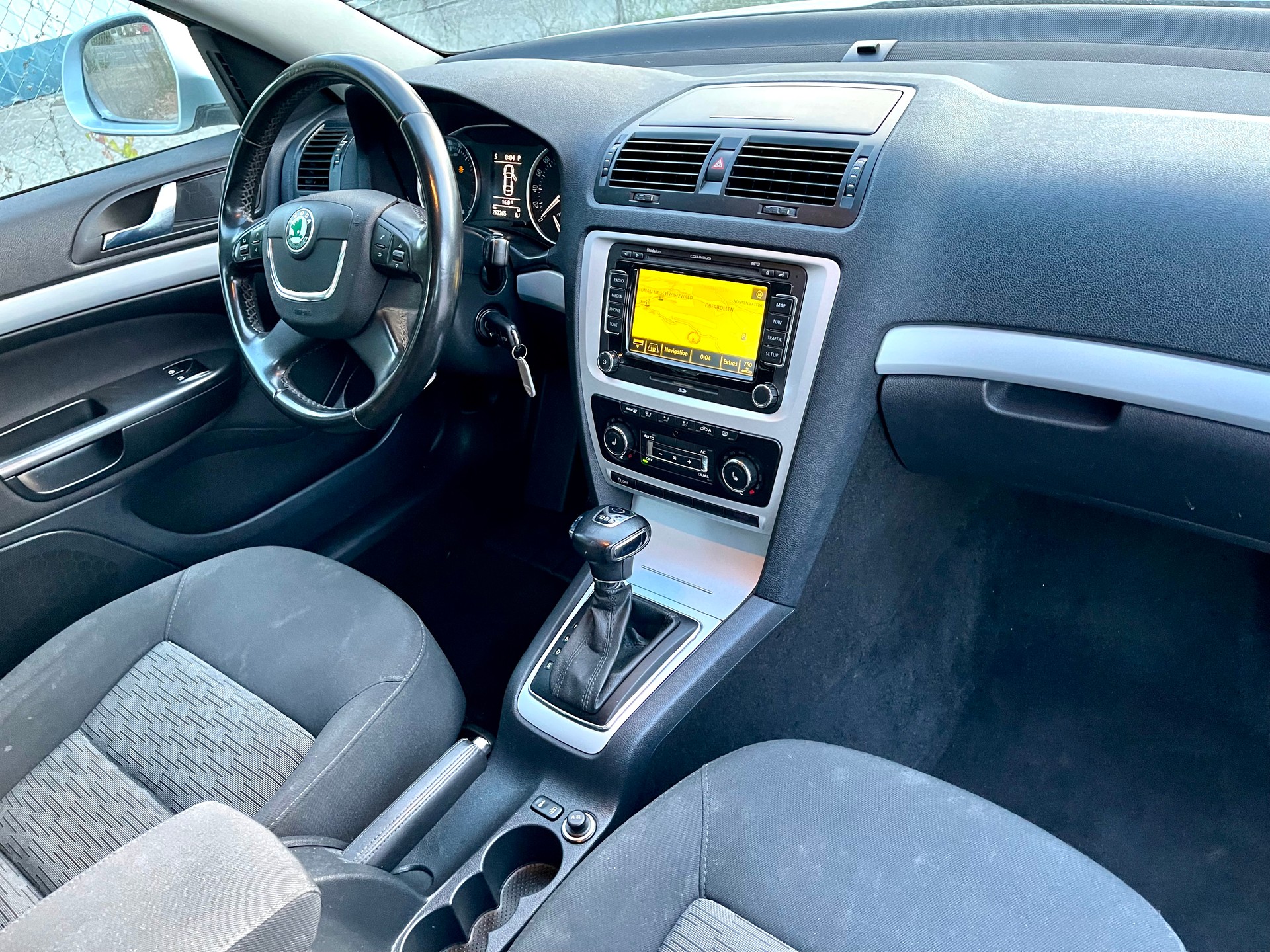 SKODA Octavia Combi 2.0 TDI Elegance-image-10