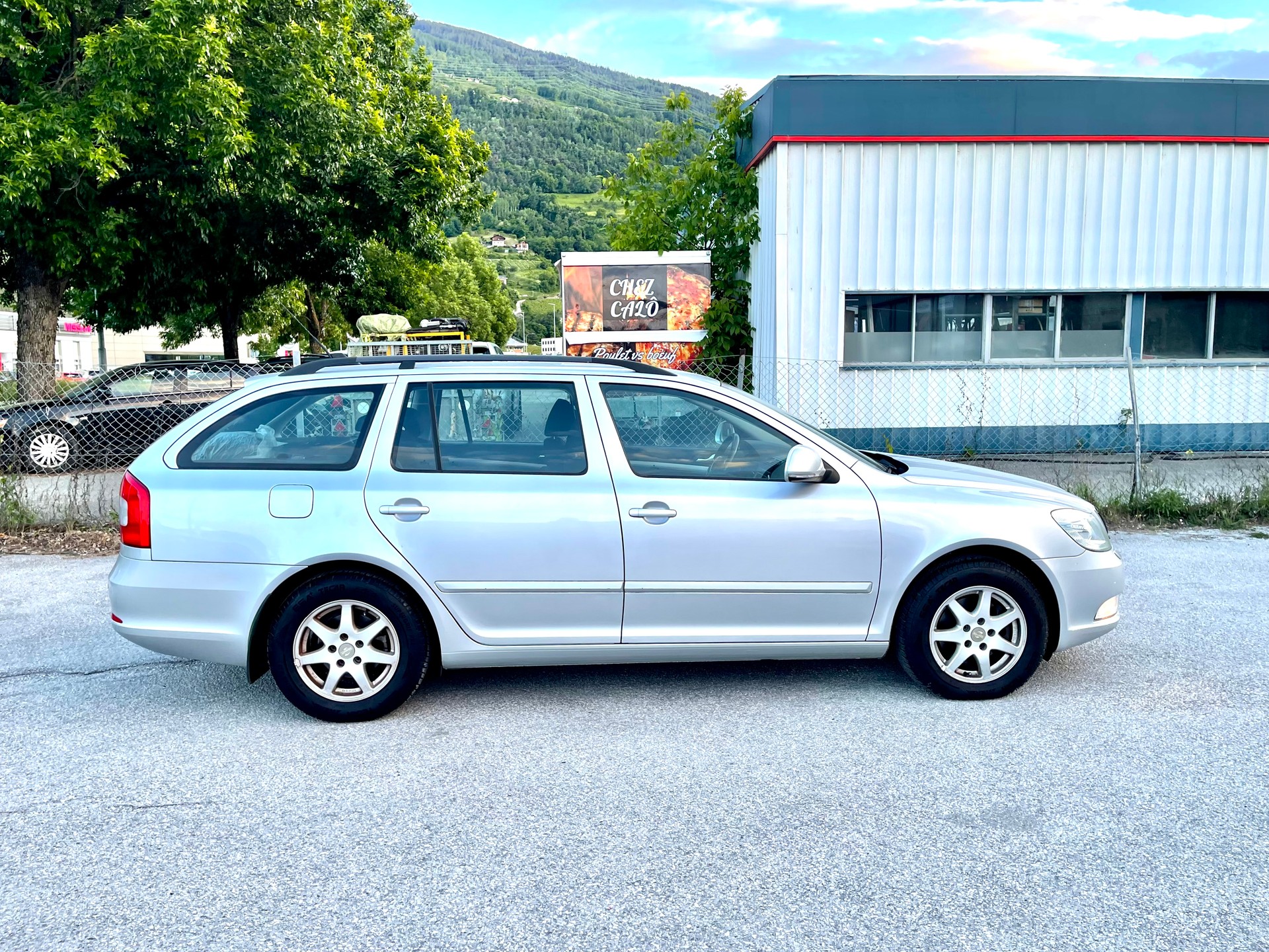SKODA Octavia Combi 2.0 TDI Elegance-image-3