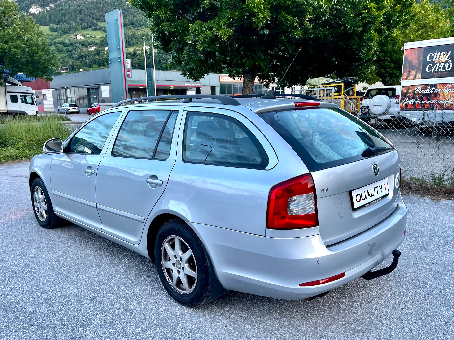 SKODA Octavia Combi 2.0 TDI Elegance-image-13