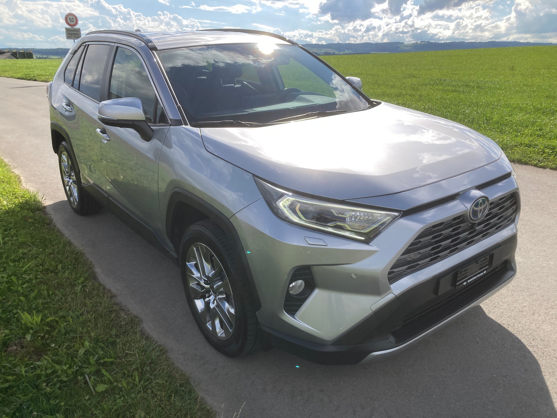TOYOTA RAV-4 2.5 HSD Premium e-CVT 4WD mit Anhängerkupplung-image-1