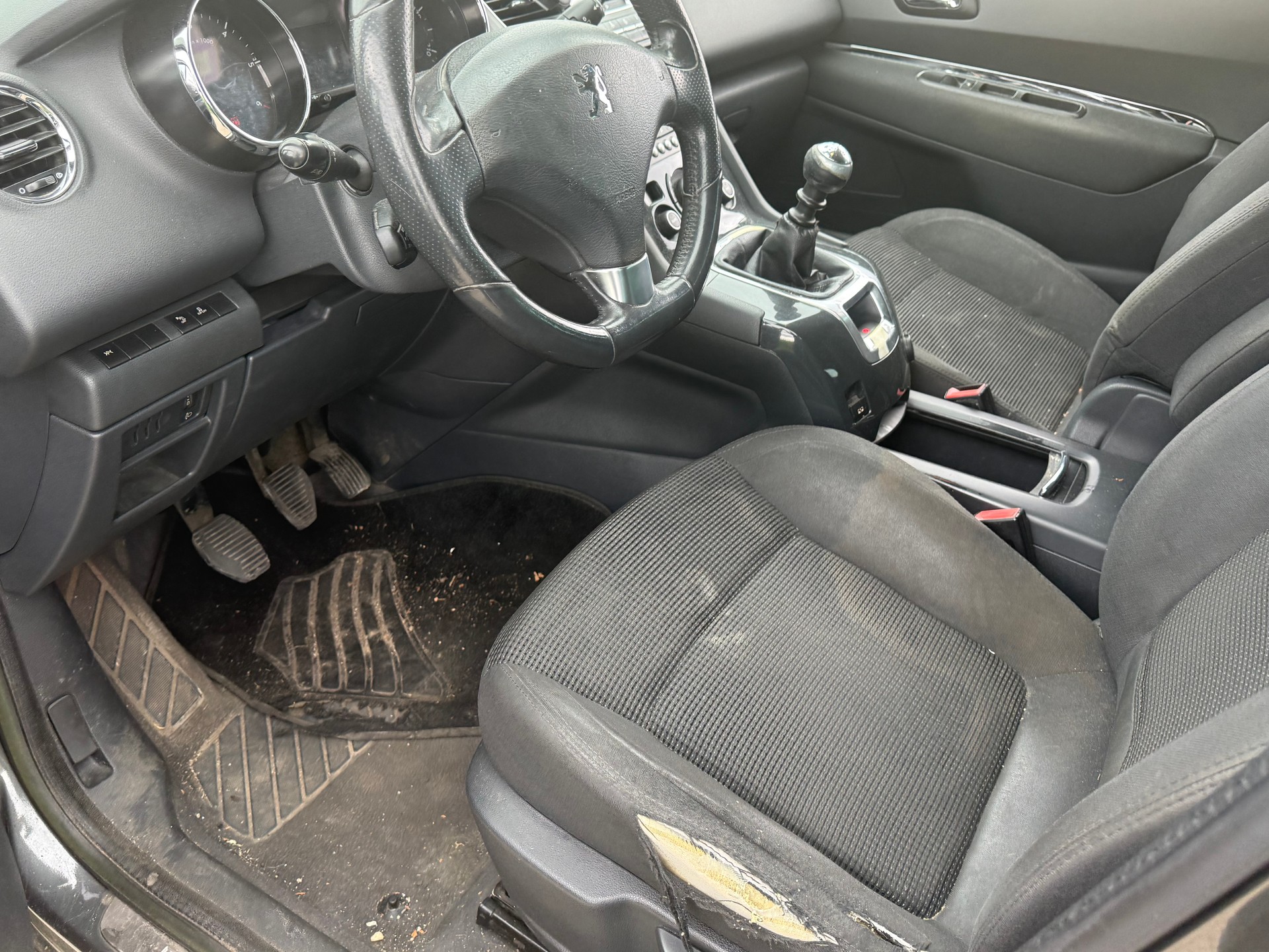 PEUGEOT 5008 2.0 HDI Allure-image-11