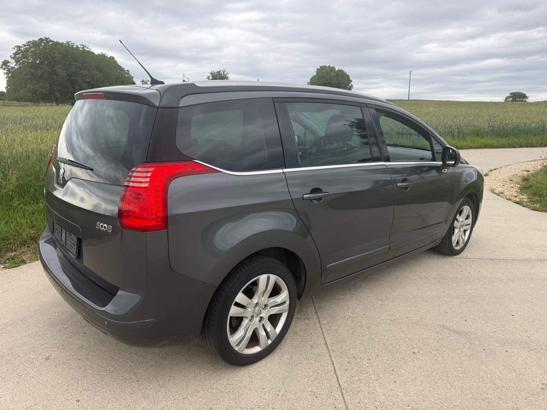 PEUGEOT 5008 2.0 HDI Allure-image-4