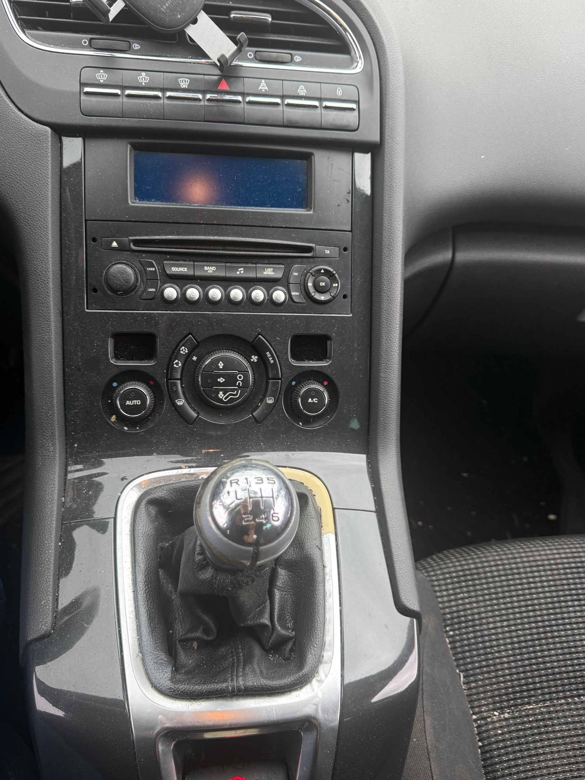 PEUGEOT 5008 2.0 HDI Allure-image-12