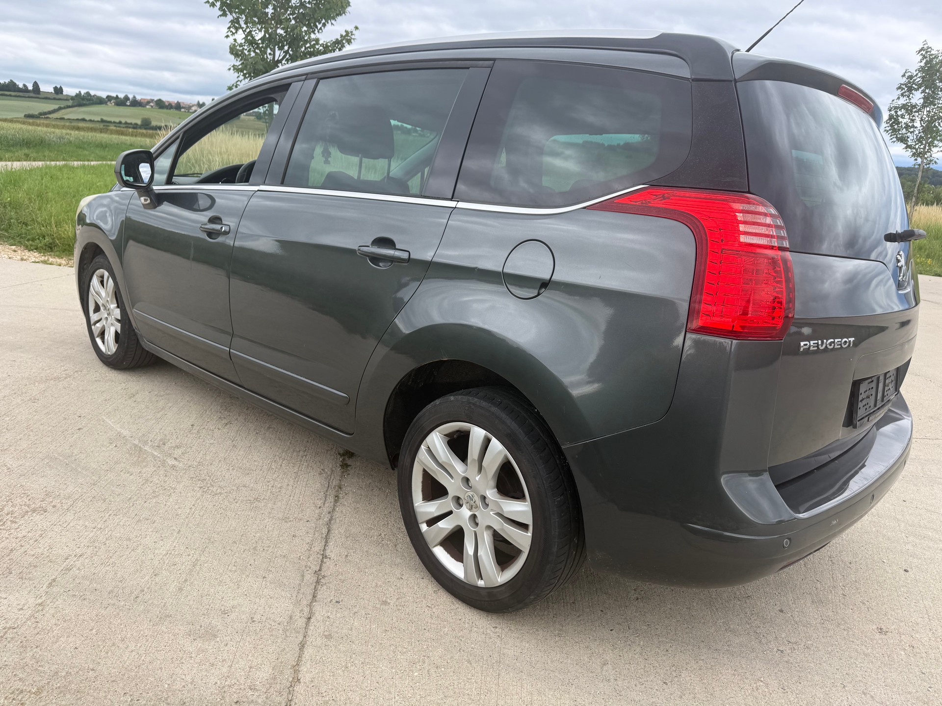PEUGEOT 5008 2.0 HDI Allure-image-2