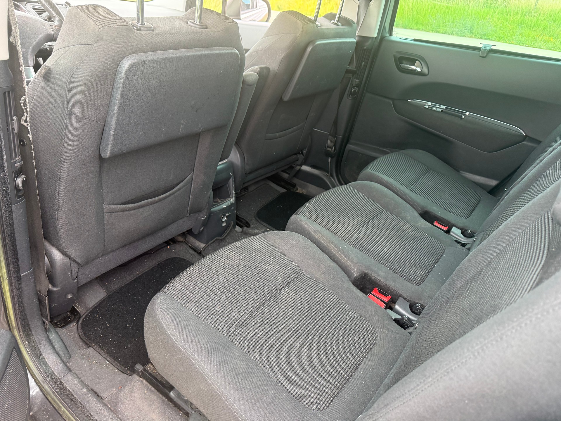 PEUGEOT 5008 2.0 HDI Allure-image-9