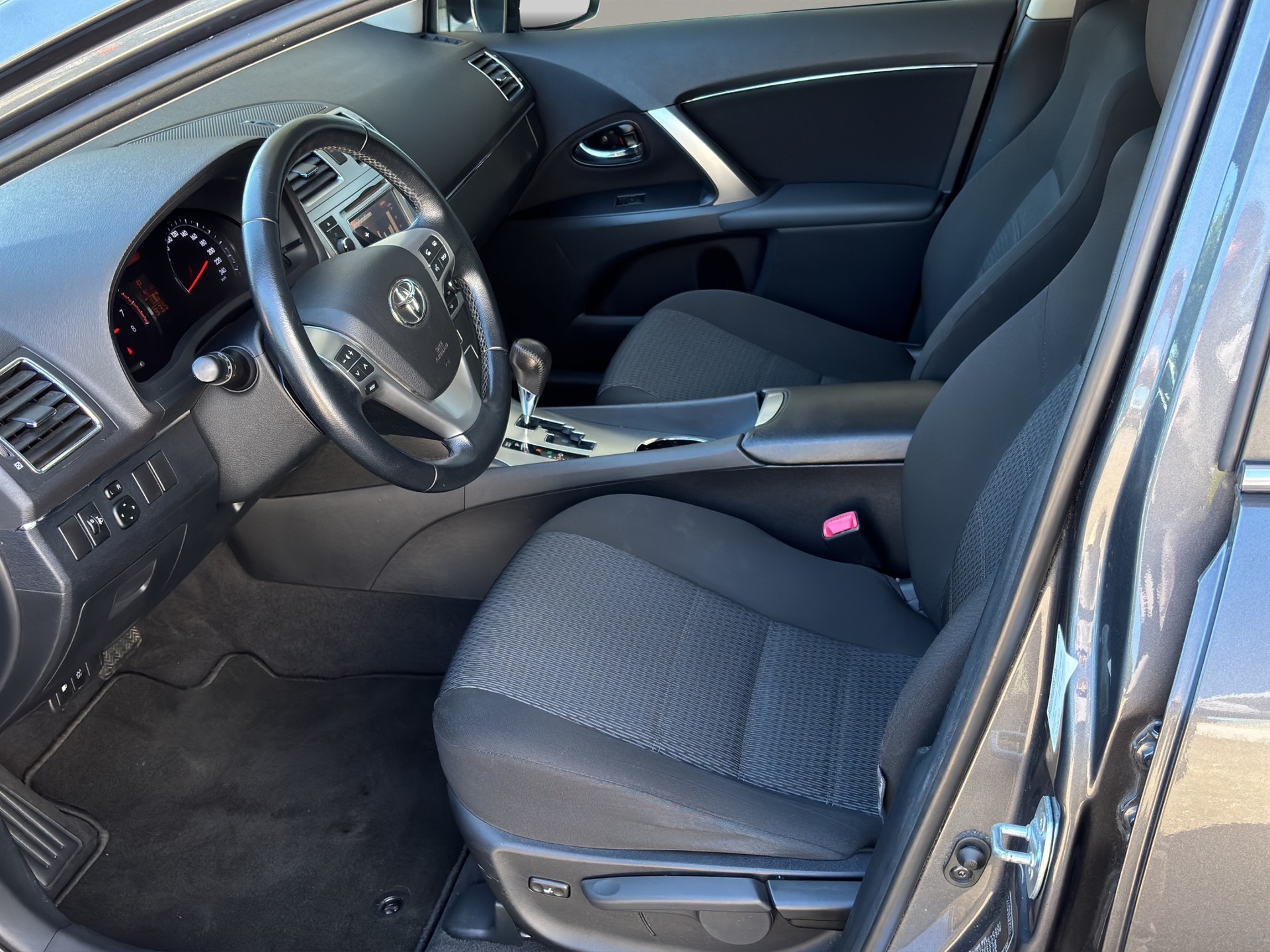 TOYOTA Avensis Sportswagon 2.0 Linea Luna Multidrive-image-9