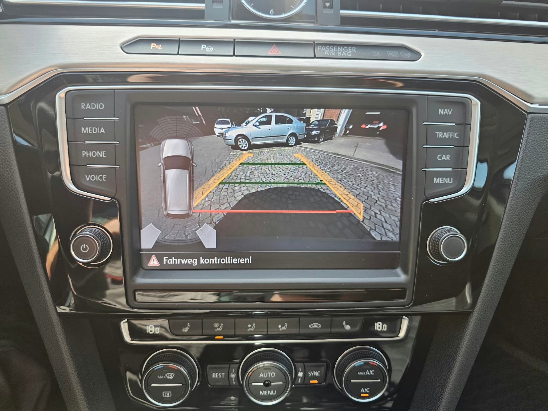 VW Passat Variant 2.0 TDI BMT Highline DSG 4Motion-image-12