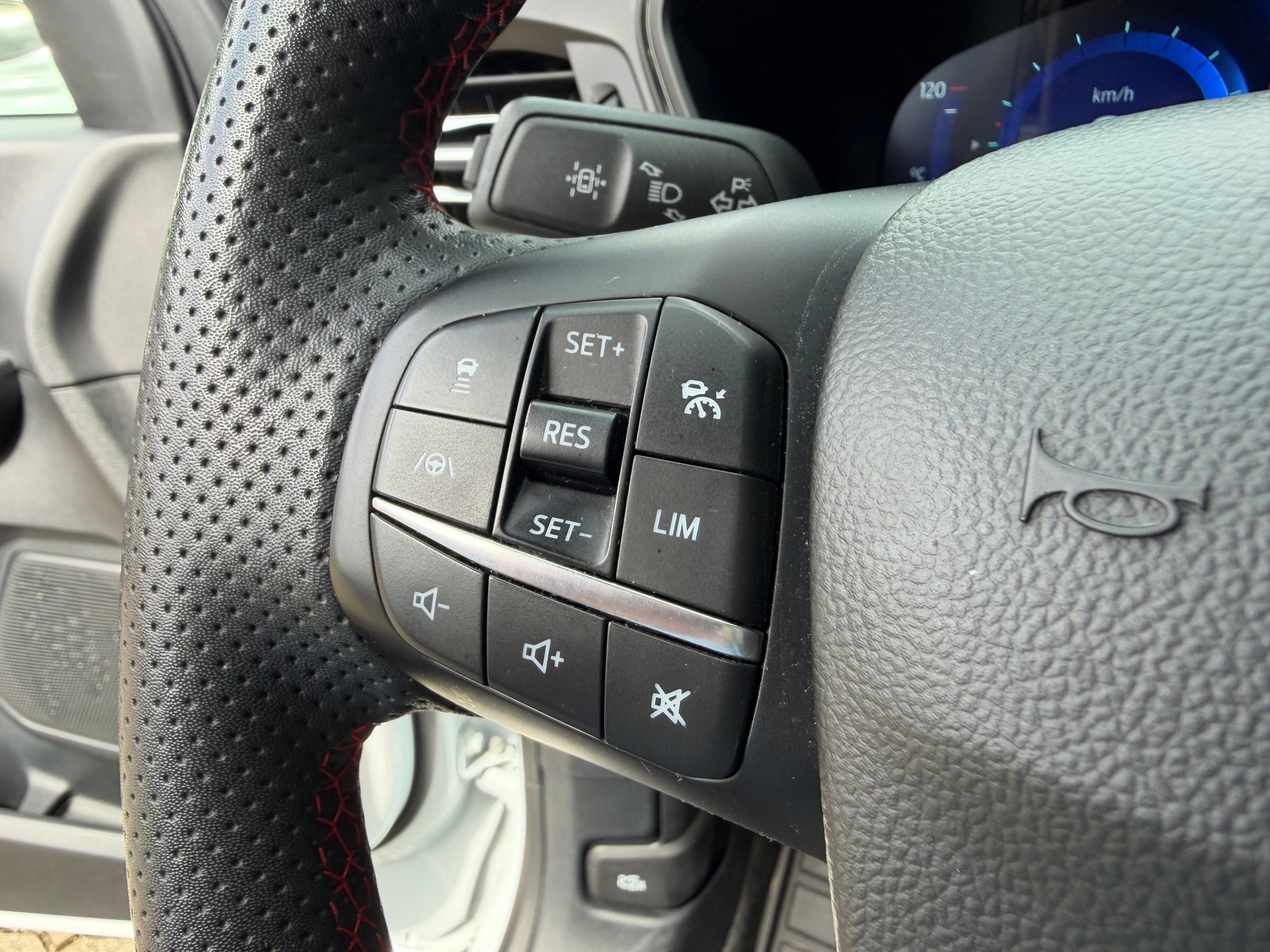 FORD Kuga 2.5 Plug-in Hybrid ST-Line X-image-13