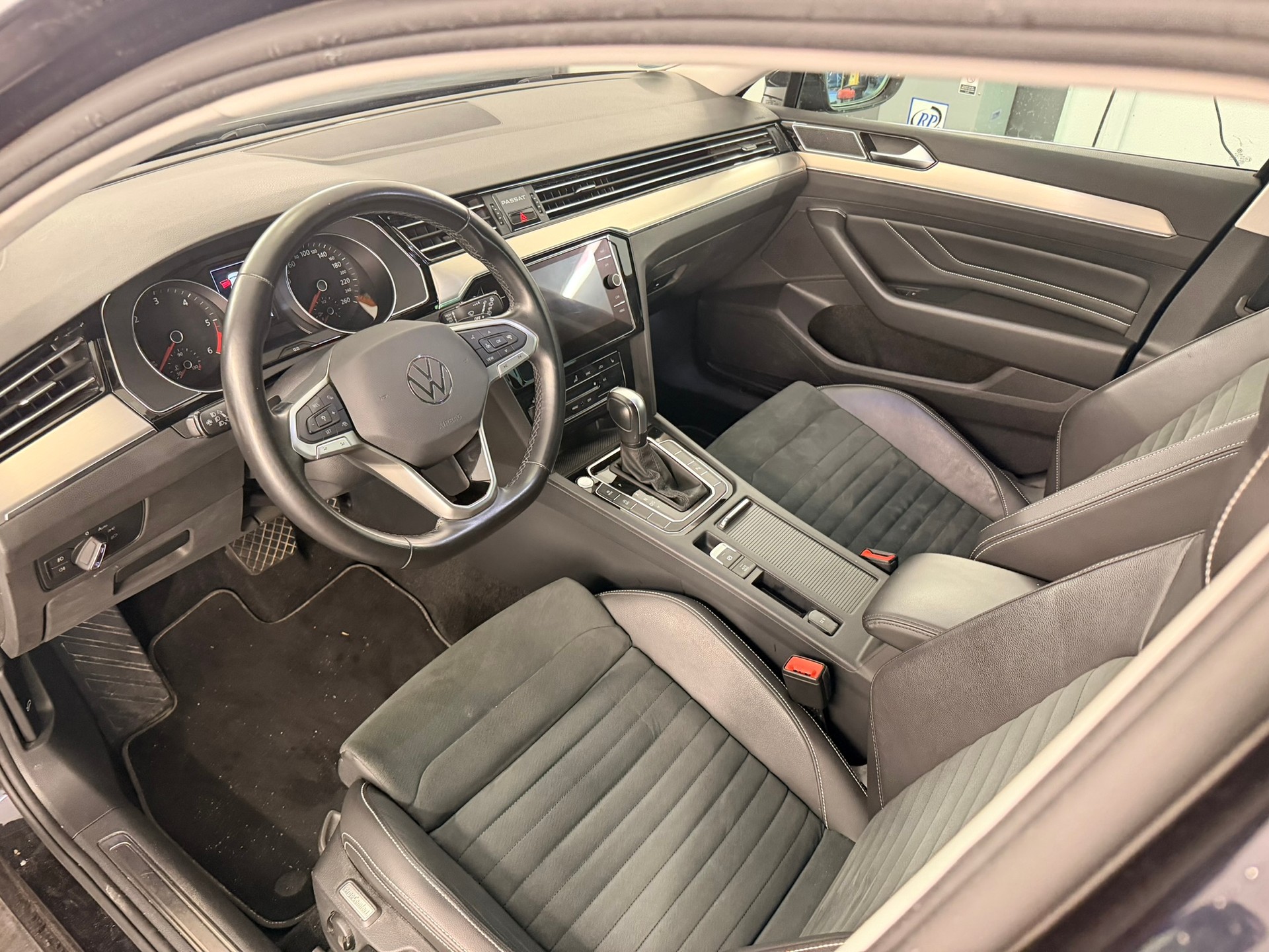 VW Passat 2.0 TDI BMT Business DSG-image-12
