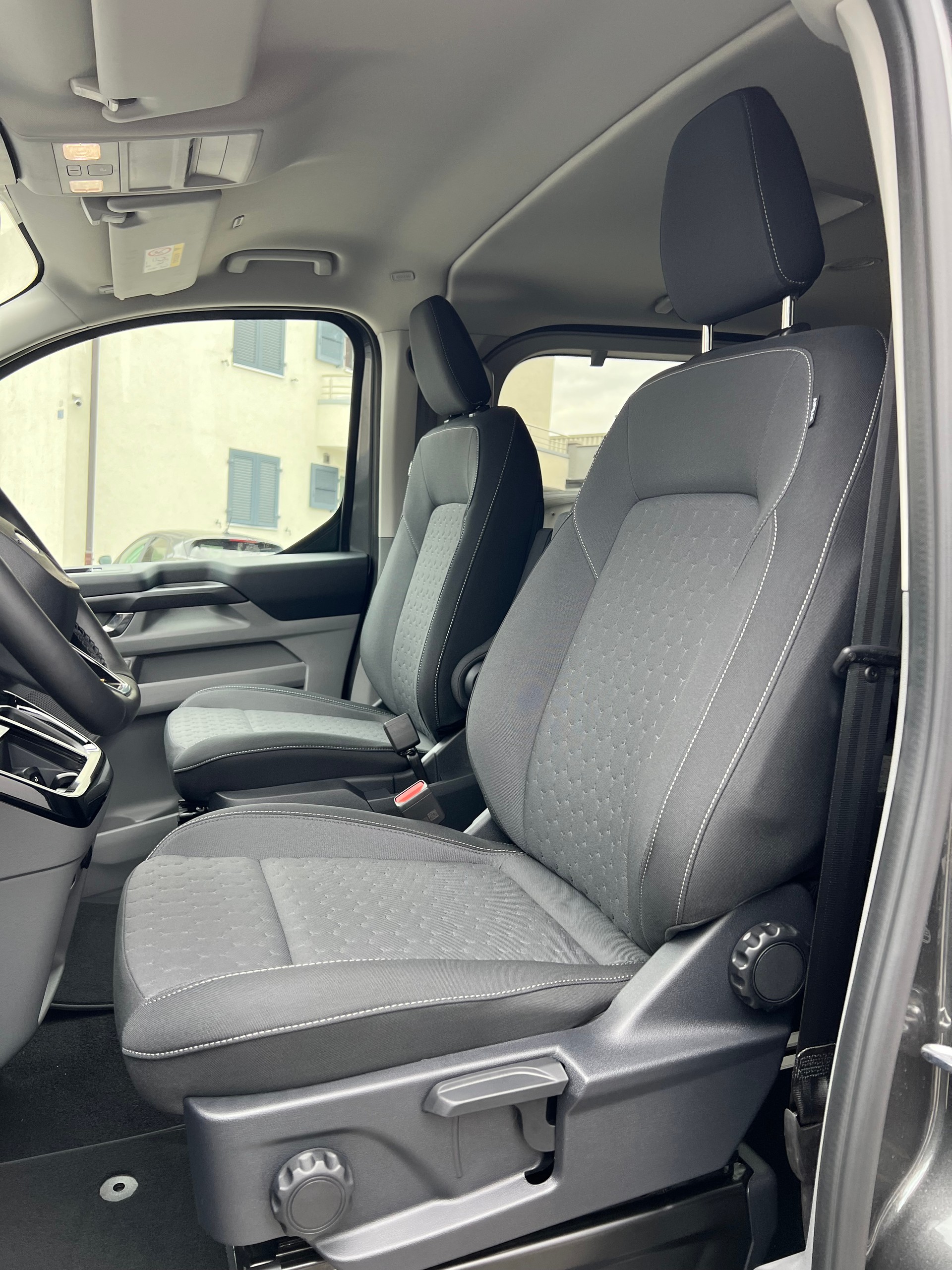 FORD Tourneo Bus 320 L1H1 Titanium Automat-image-7