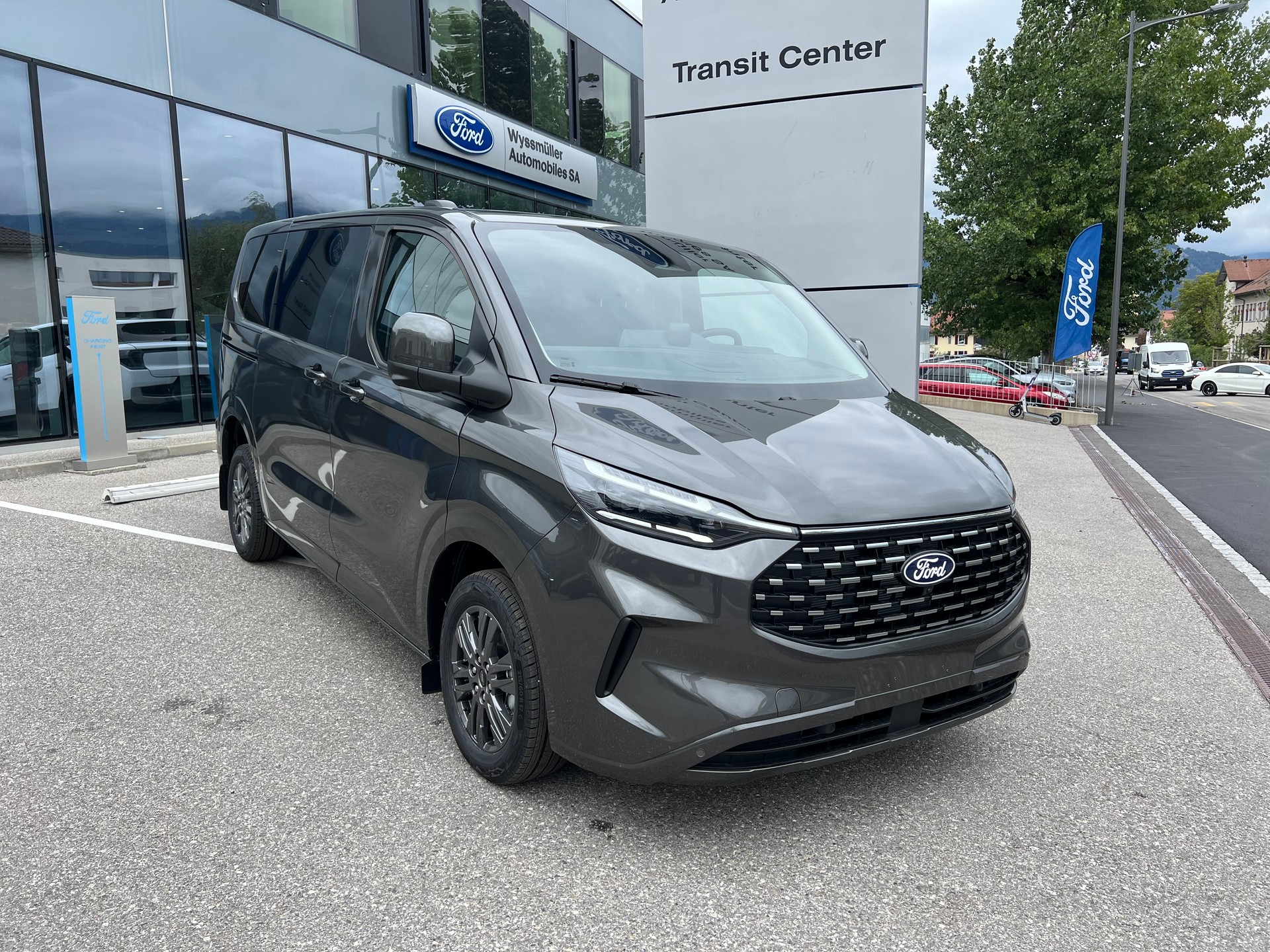 FORD Tourneo Bus 320 L1H1 Titanium Automat-image-0