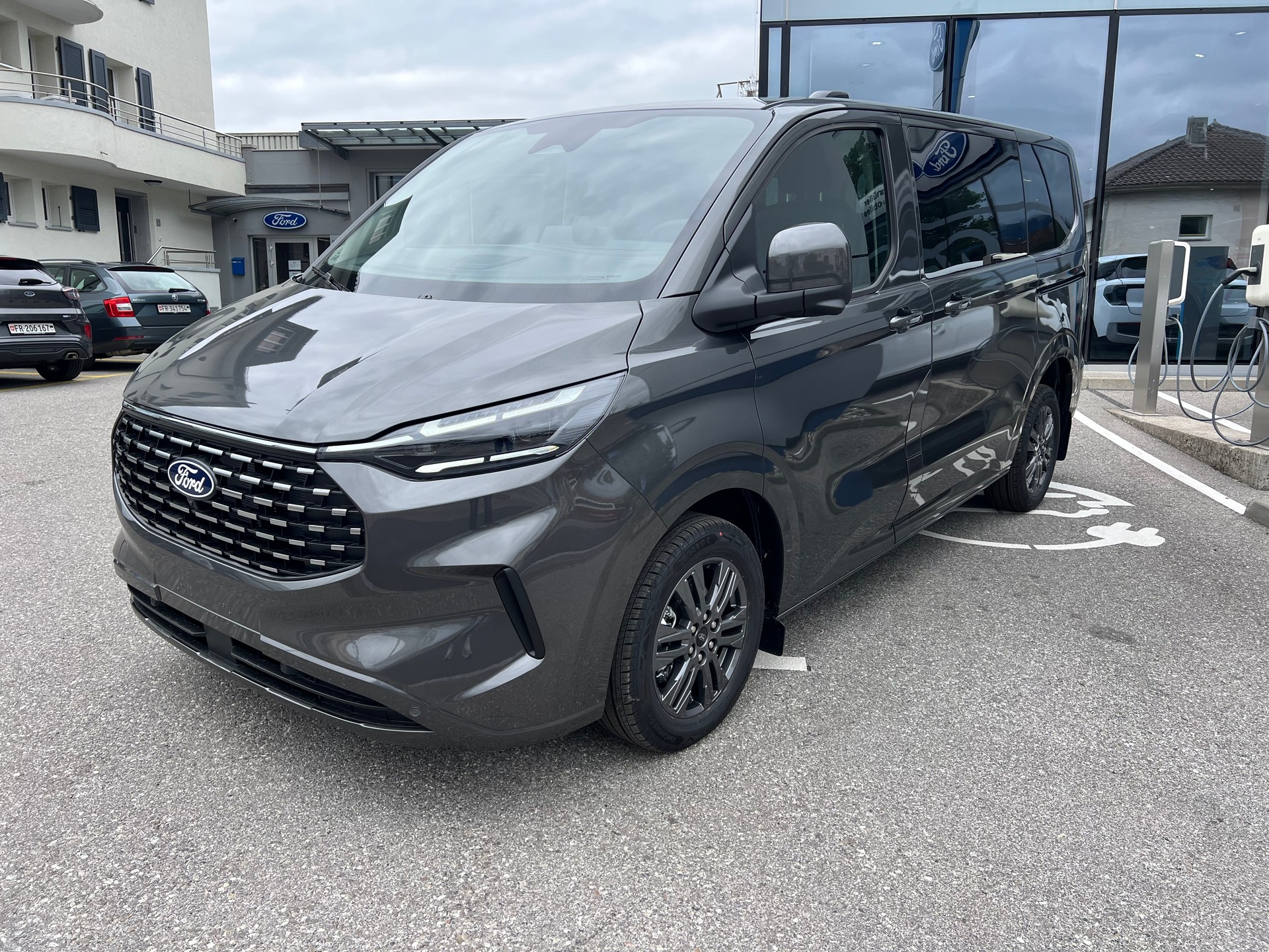 FORD Tourneo Bus 320 L1H1 Titanium Automat-image-3