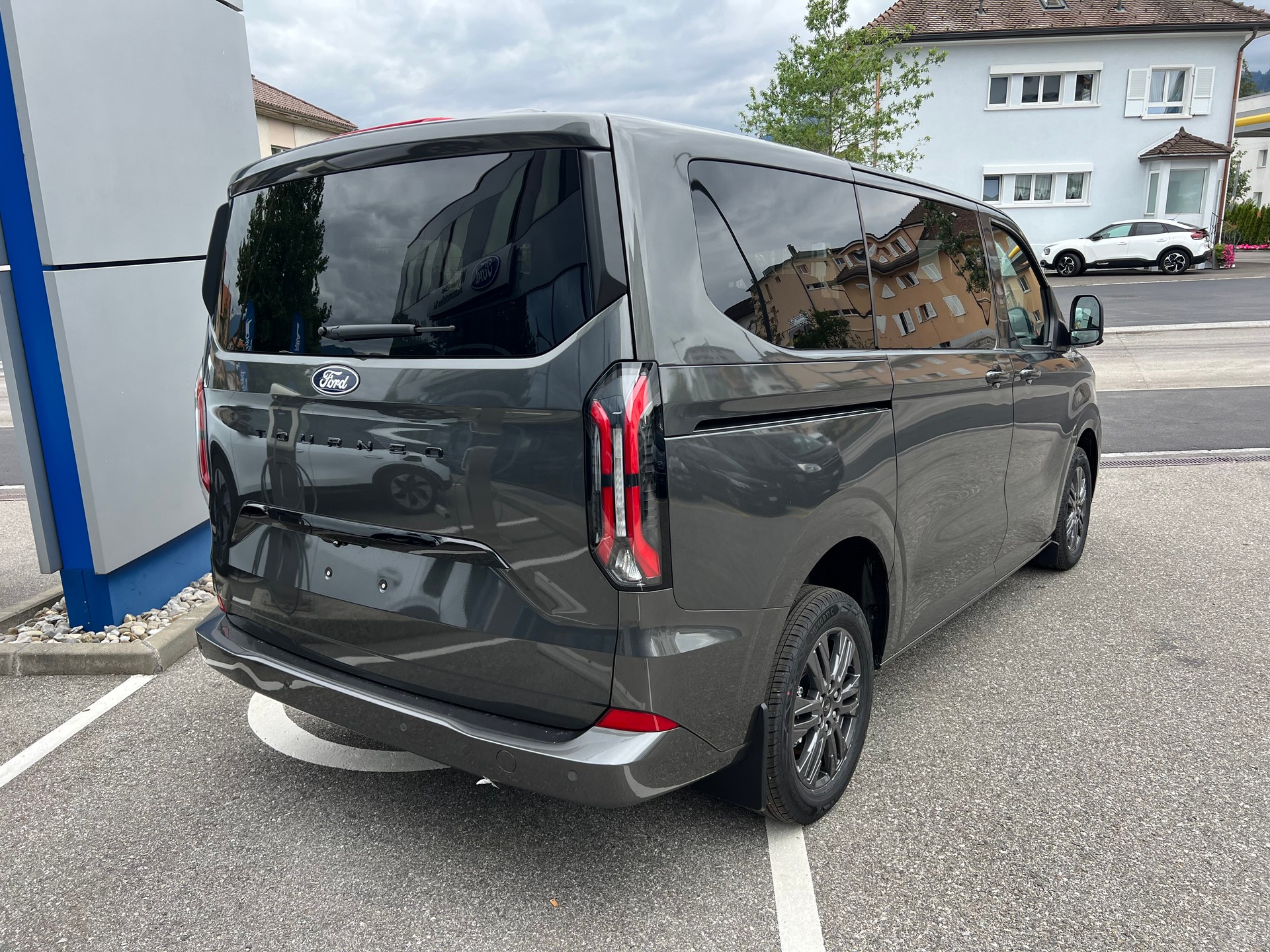 FORD Tourneo Bus 320 L1H1 Titanium Automat-image-1