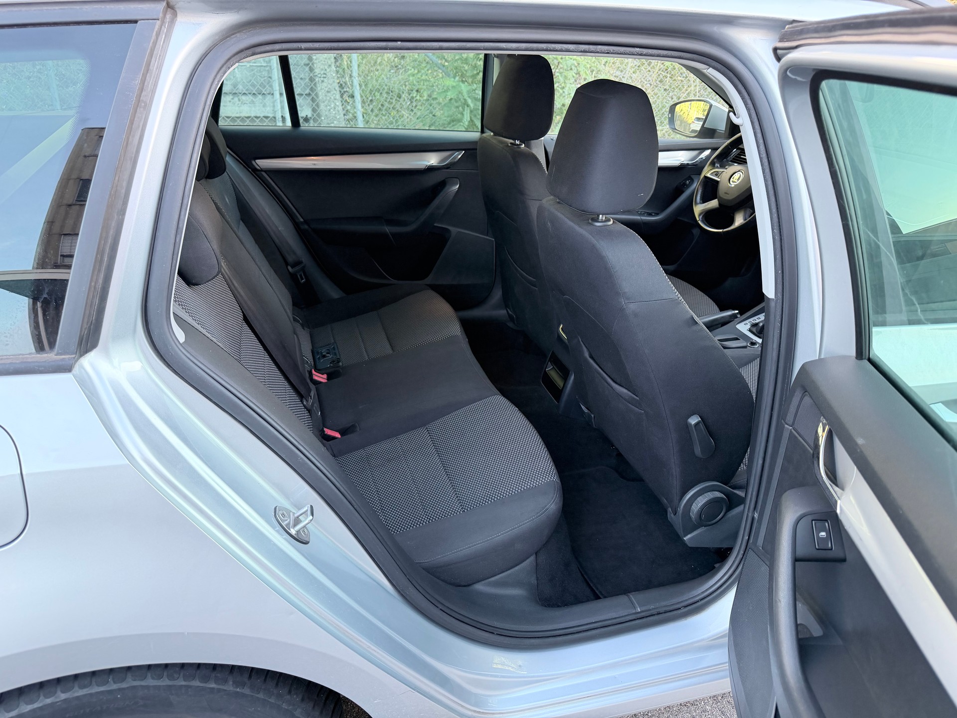 SKODA Octavia Combi 1.6 TDI Active DSG-image-11