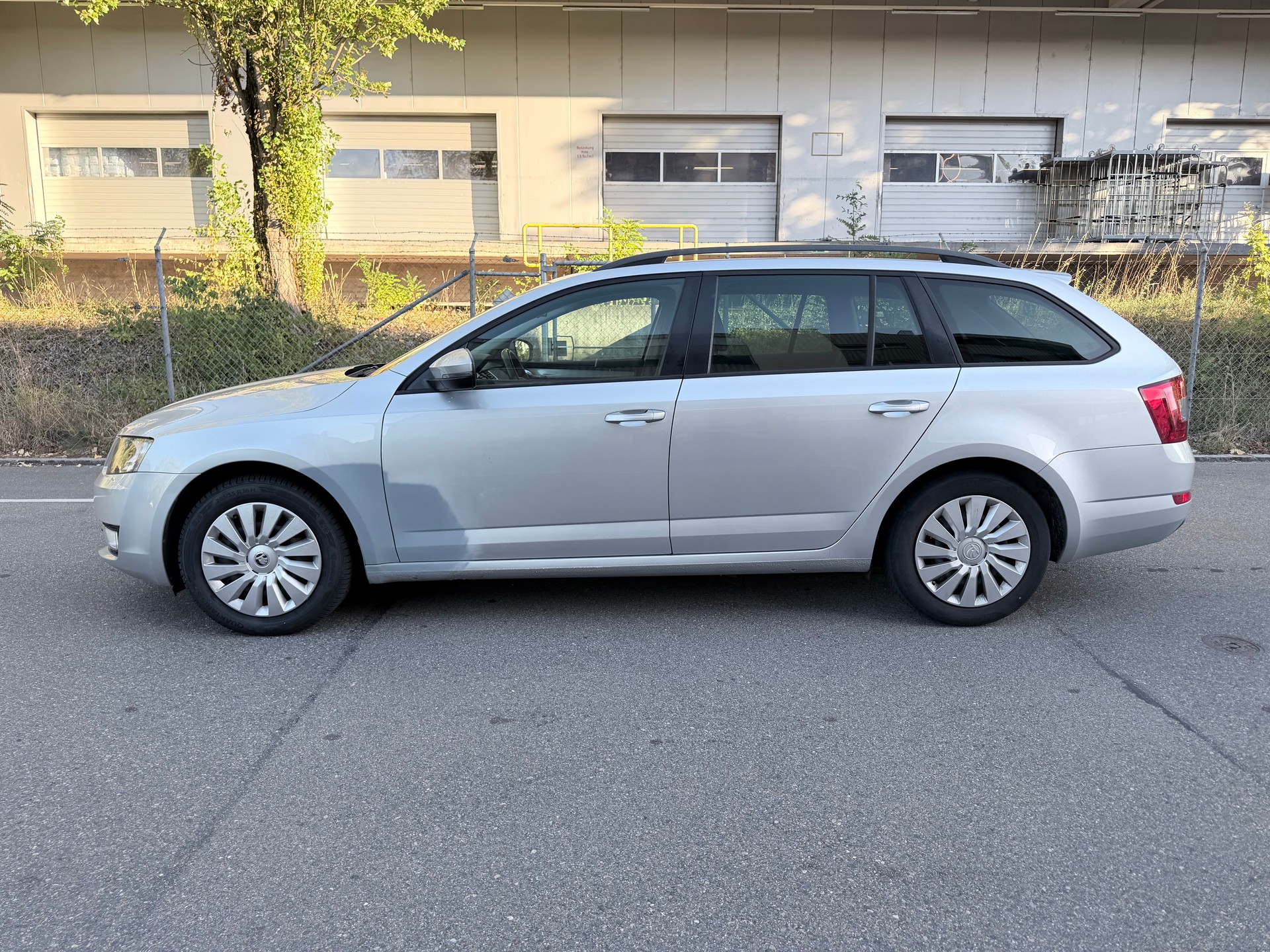 SKODA Octavia Combi 1.6 TDI Active DSG-image-1