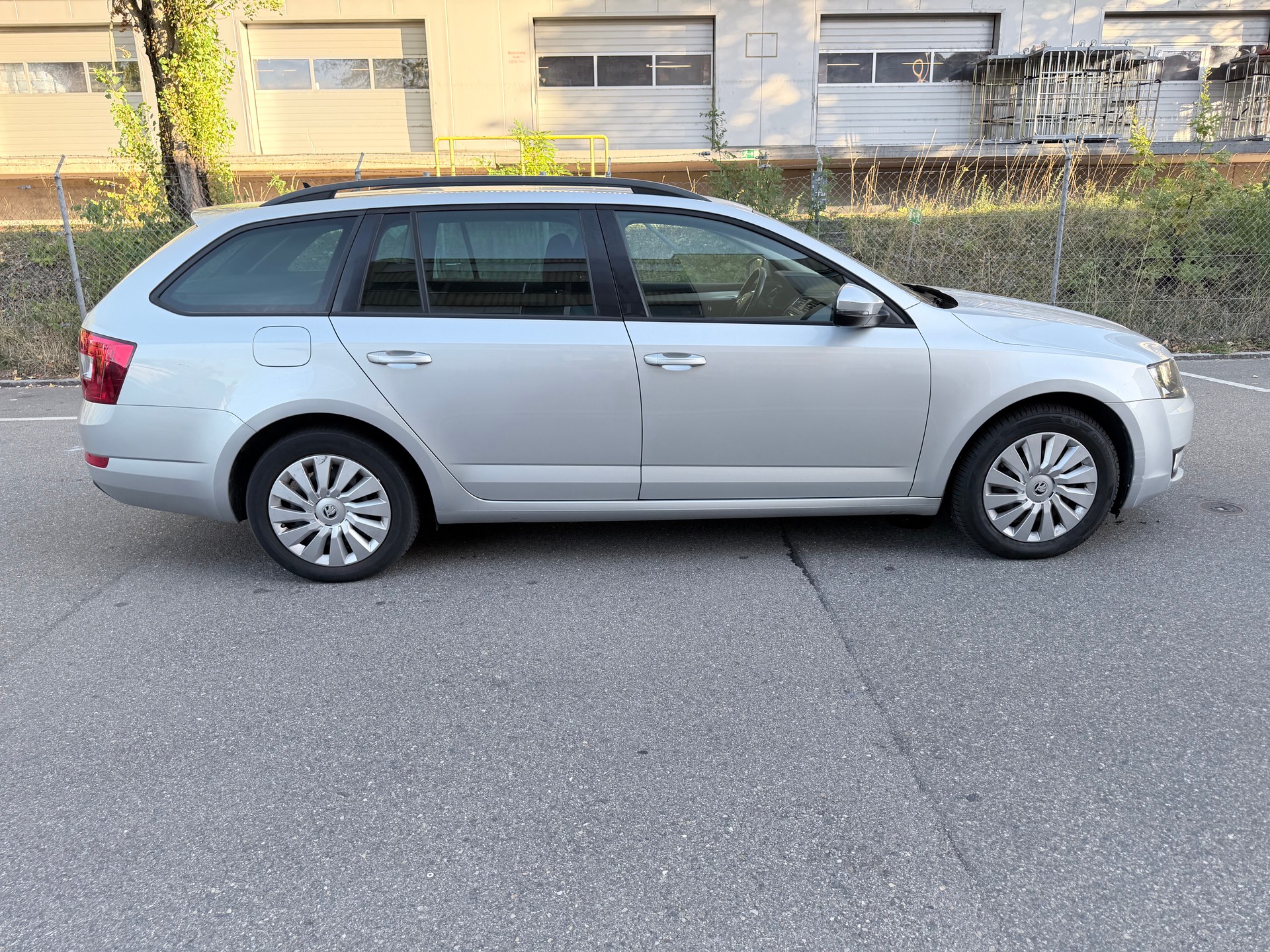 SKODA Octavia Combi 1.6 TDI Active DSG-image-4