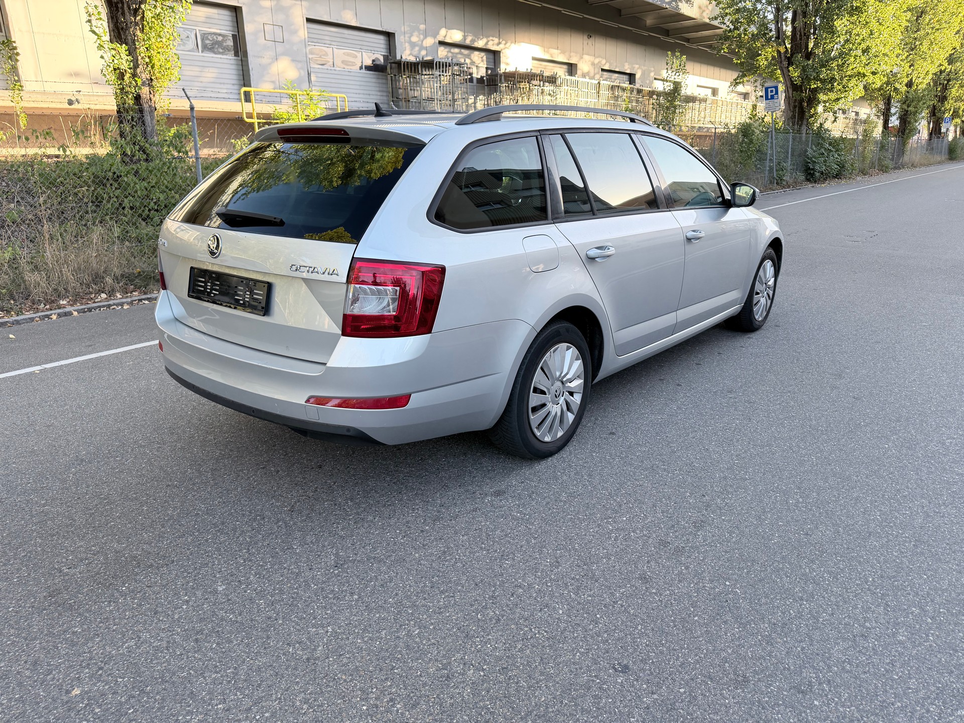 SKODA Octavia Combi 1.6 TDI Active DSG-image-5