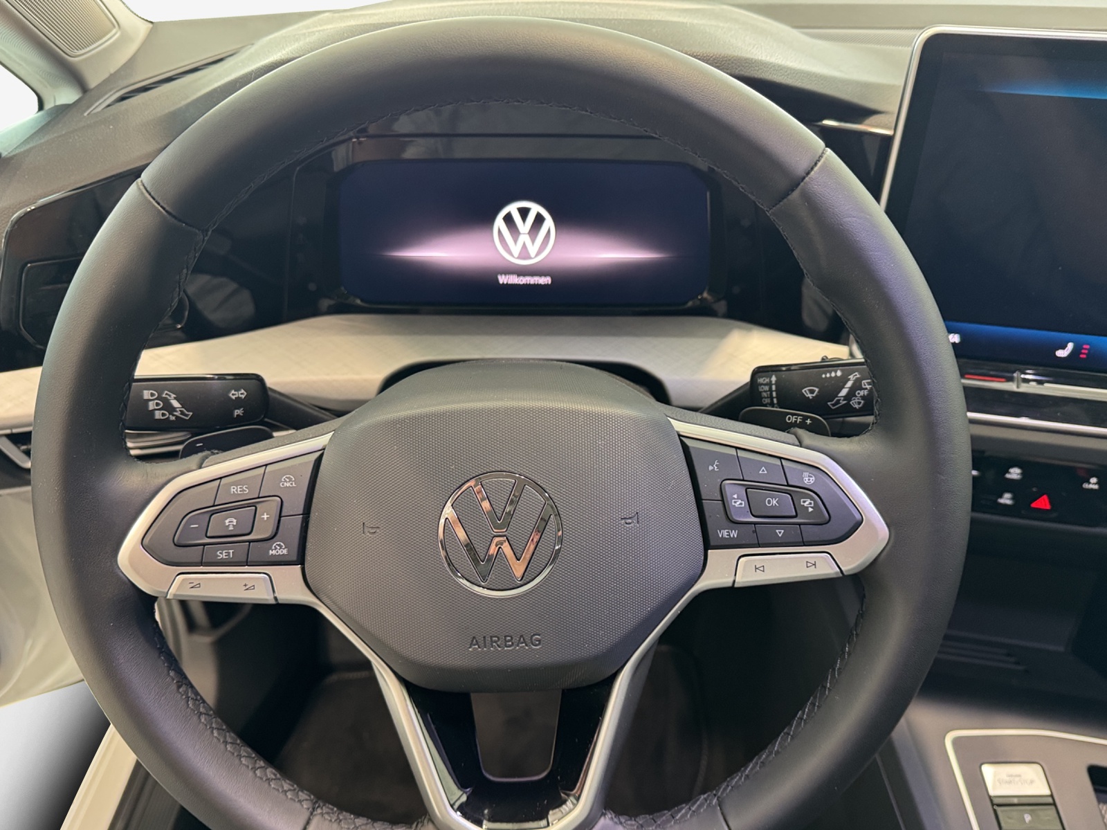 VW Golf 1.5 e TSI mHEV United DSG-image-9