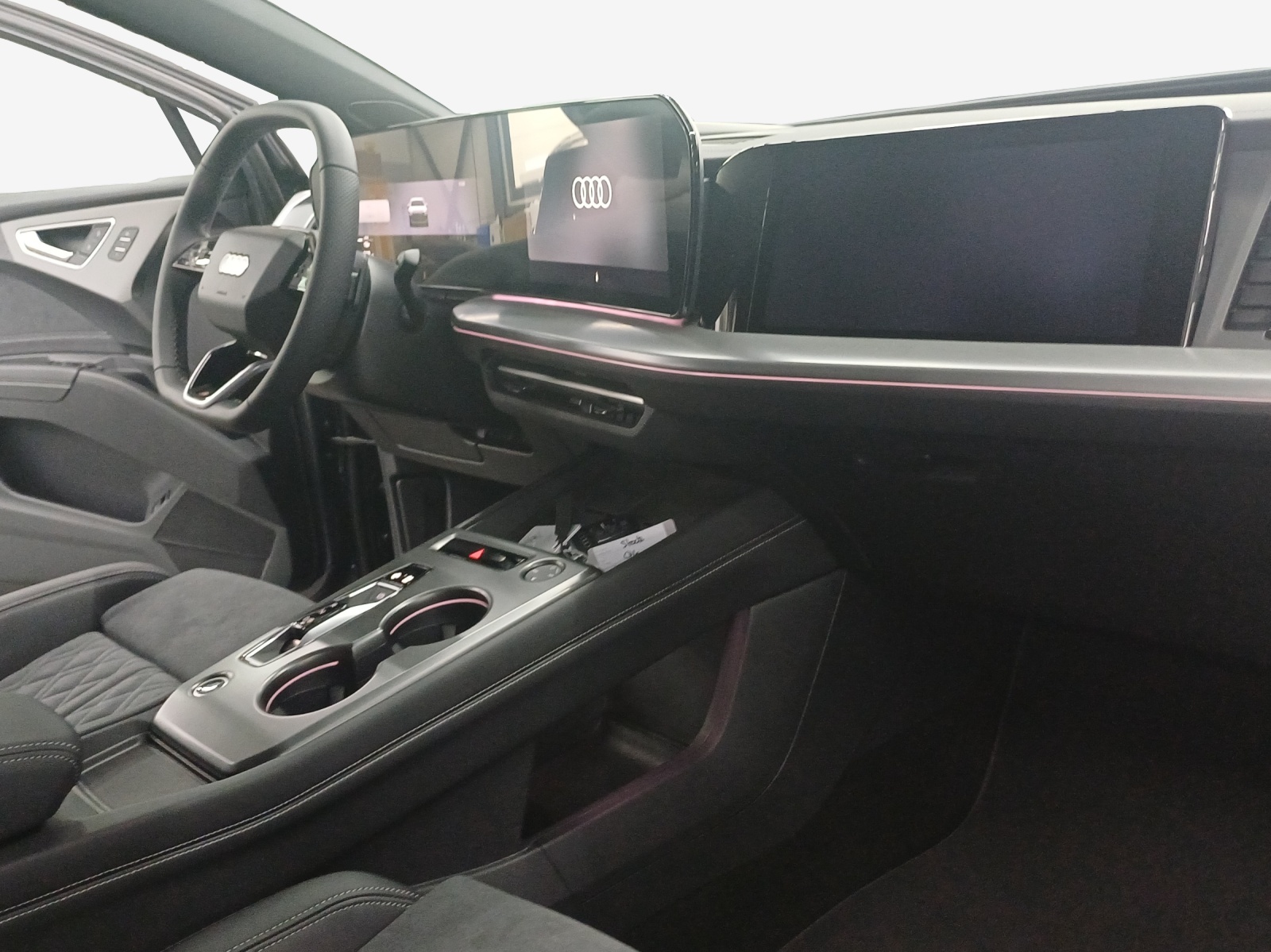 AUDI Q4 e-tron SUV quattro performance Swiss Ski-image-13