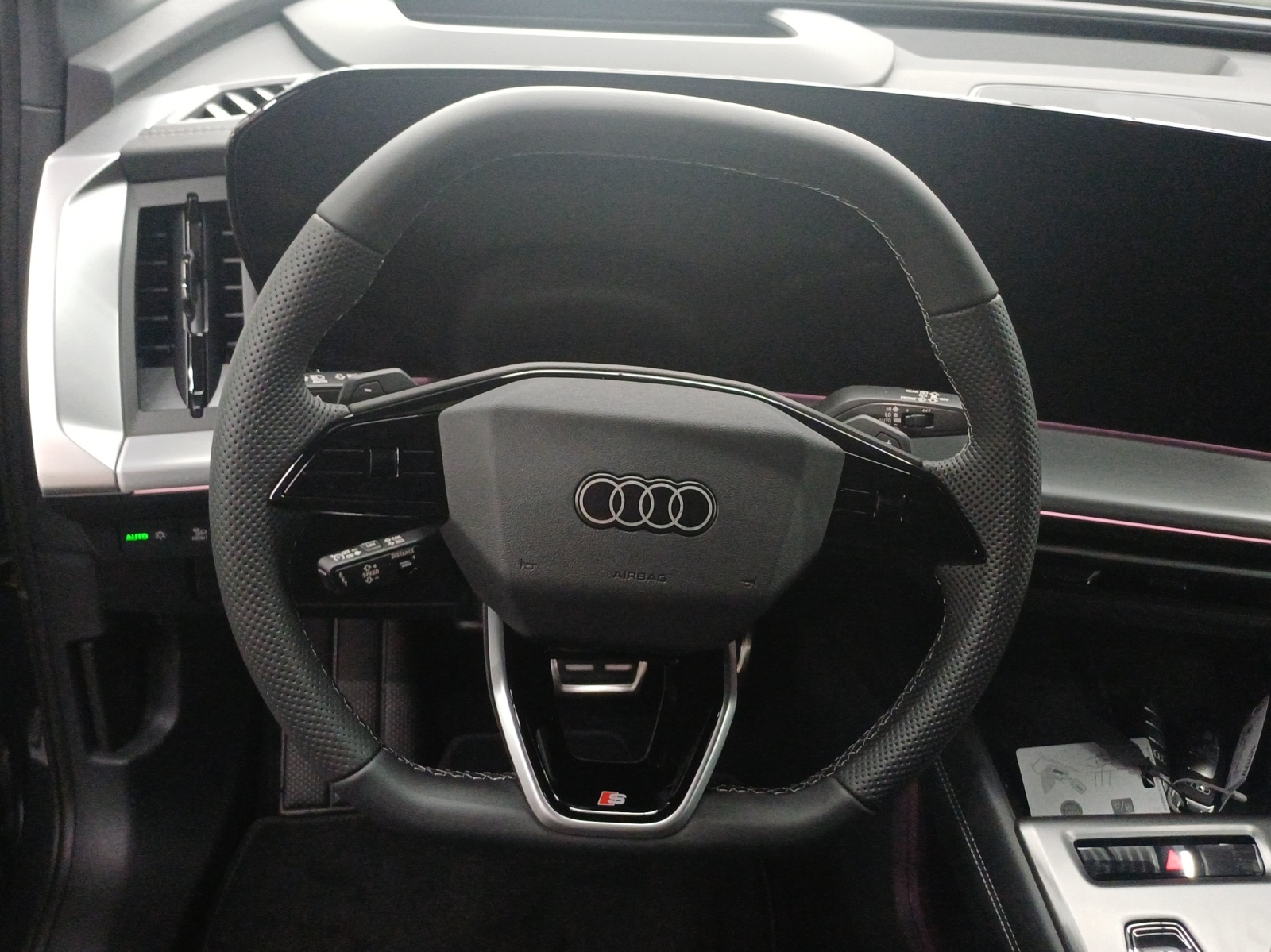 AUDI Q4 e-tron SUV quattro performance Swiss Ski-image-9