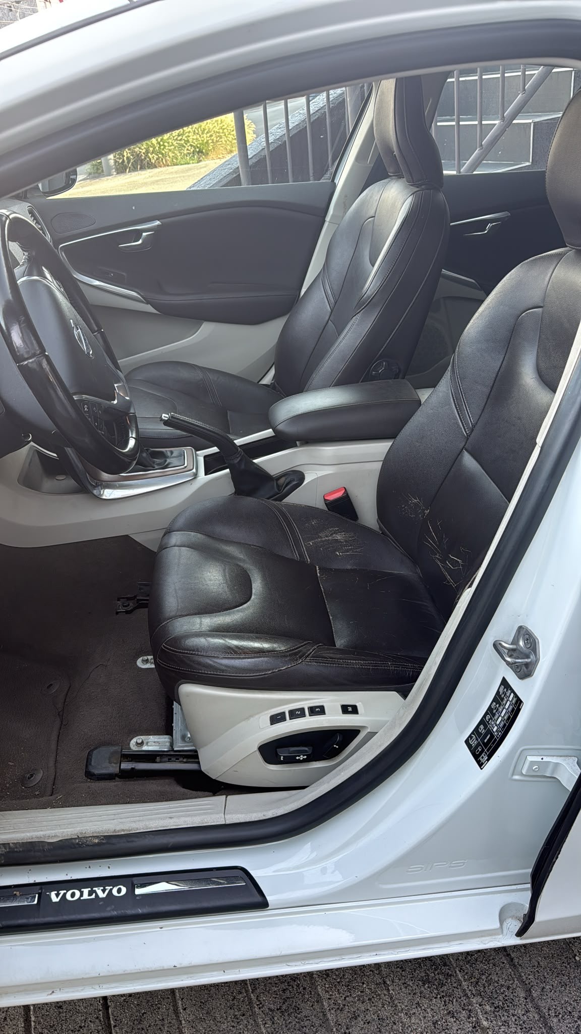VOLVO V40 D3 Momentum R-Design Geartronic-image-1