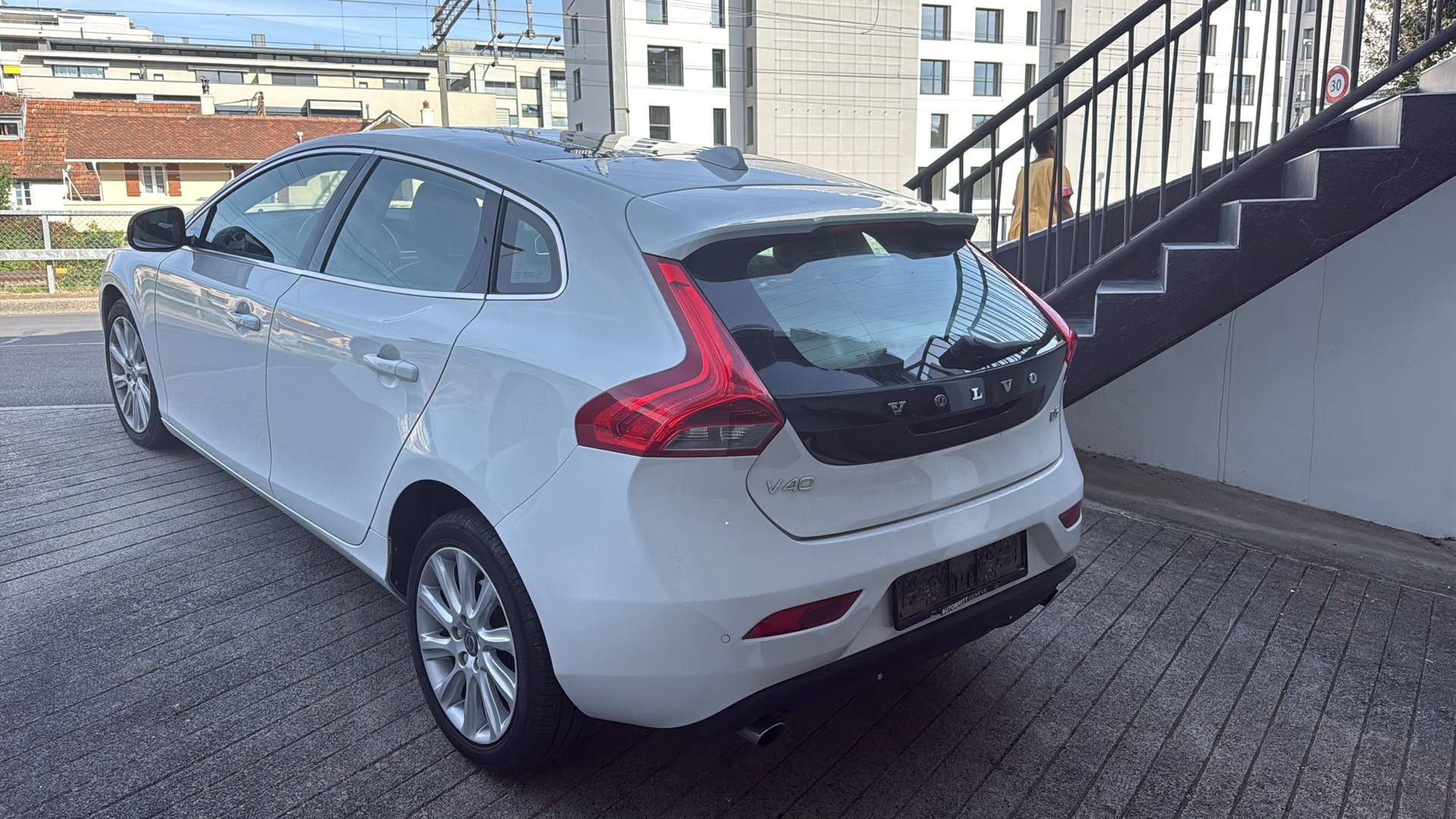 VOLVO V40 D3 Momentum R-Design Geartronic-image-4