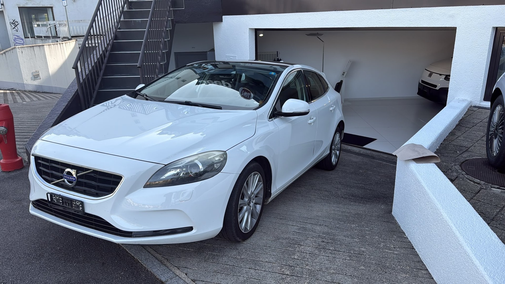 VOLVO V40 D3 Momentum R-Design Geartronic-image-0
